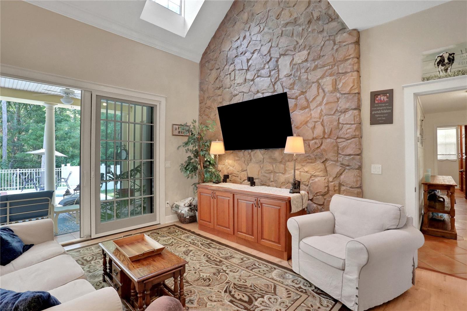 8608 POINSETTIA DR, TEMPLE TERRACE, FL, 33637