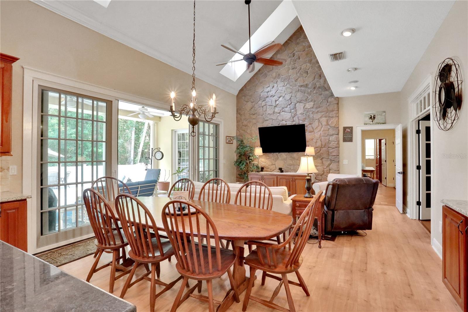 8608 POINSETTIA DR, TEMPLE TERRACE, FL, 33637