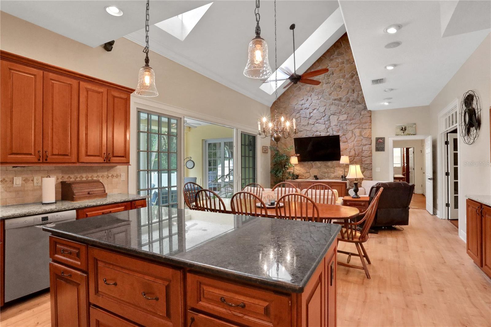8608 POINSETTIA DR, TEMPLE TERRACE, FL, 33637