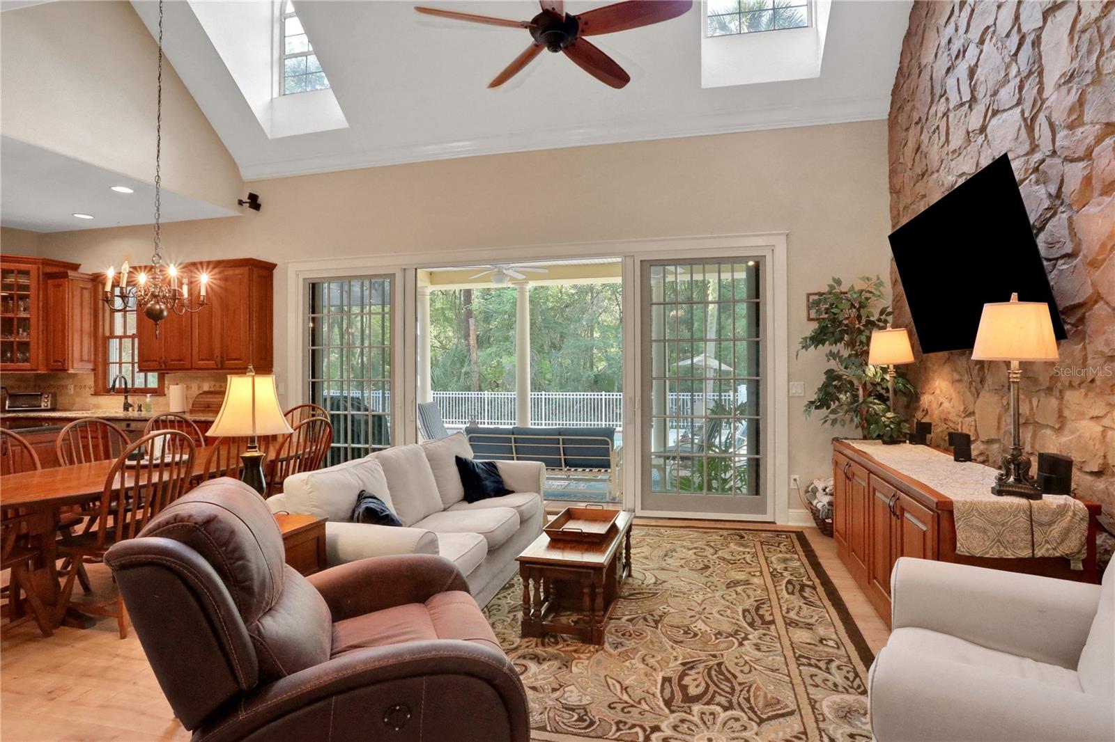 8608 POINSETTIA DR, TEMPLE TERRACE, FL, 33637
