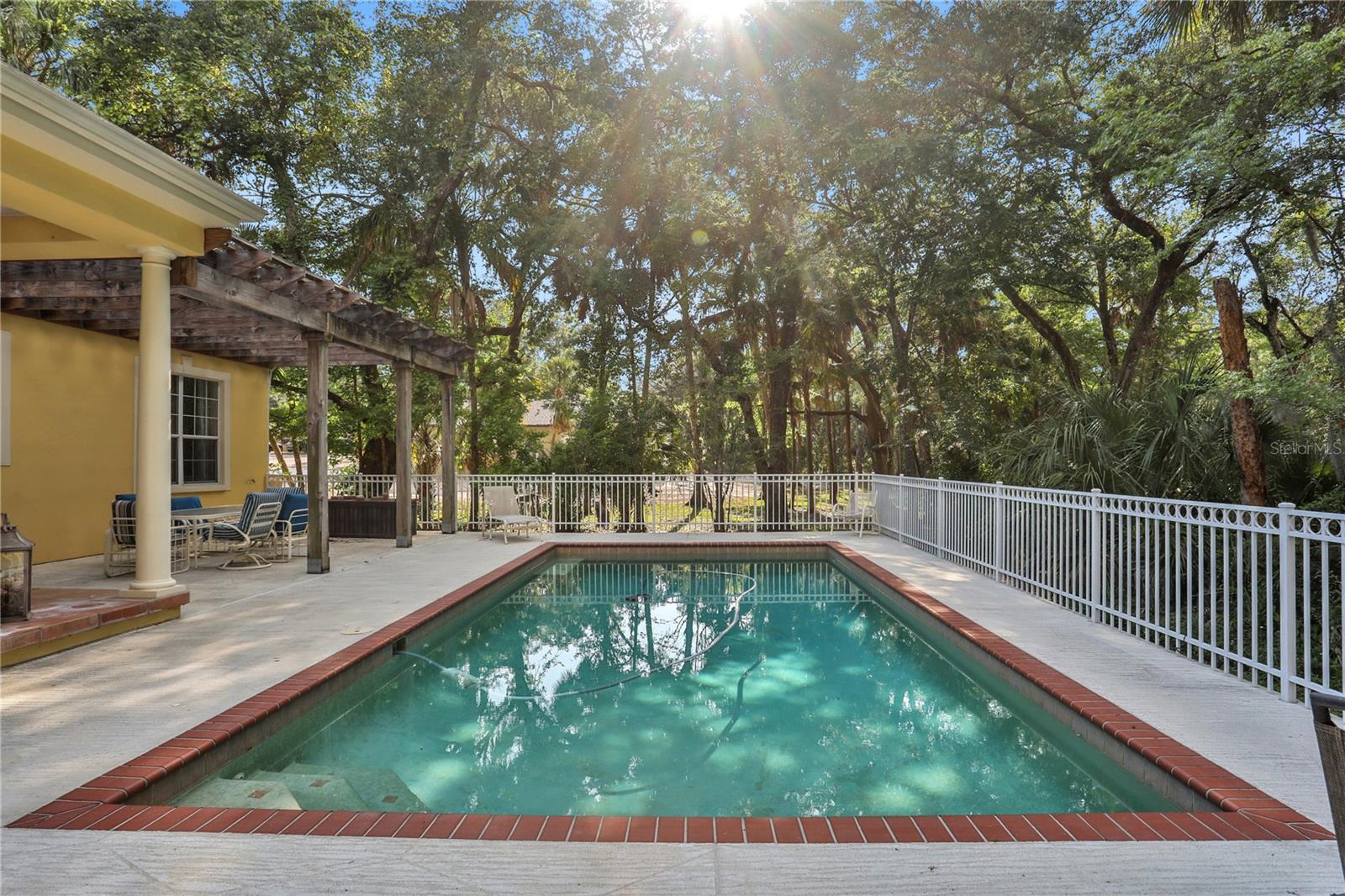 8608 POINSETTIA DR, TEMPLE TERRACE, FL, 33637