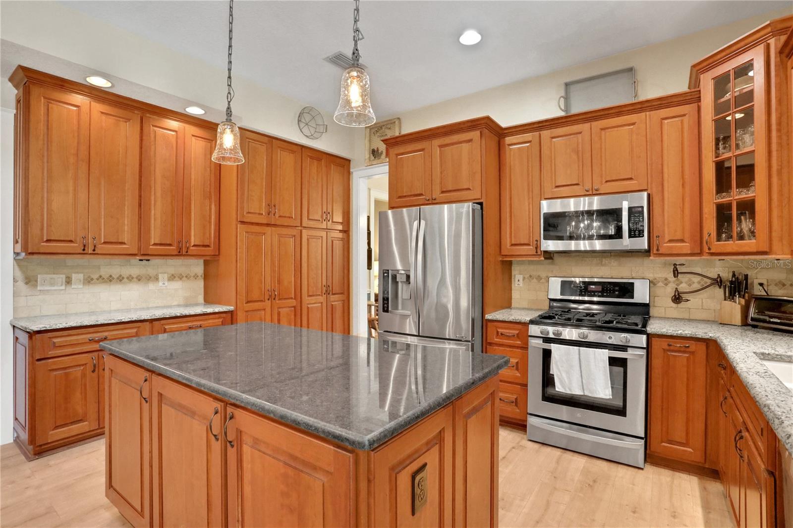 8608 POINSETTIA DR, TEMPLE TERRACE, FL, 33637