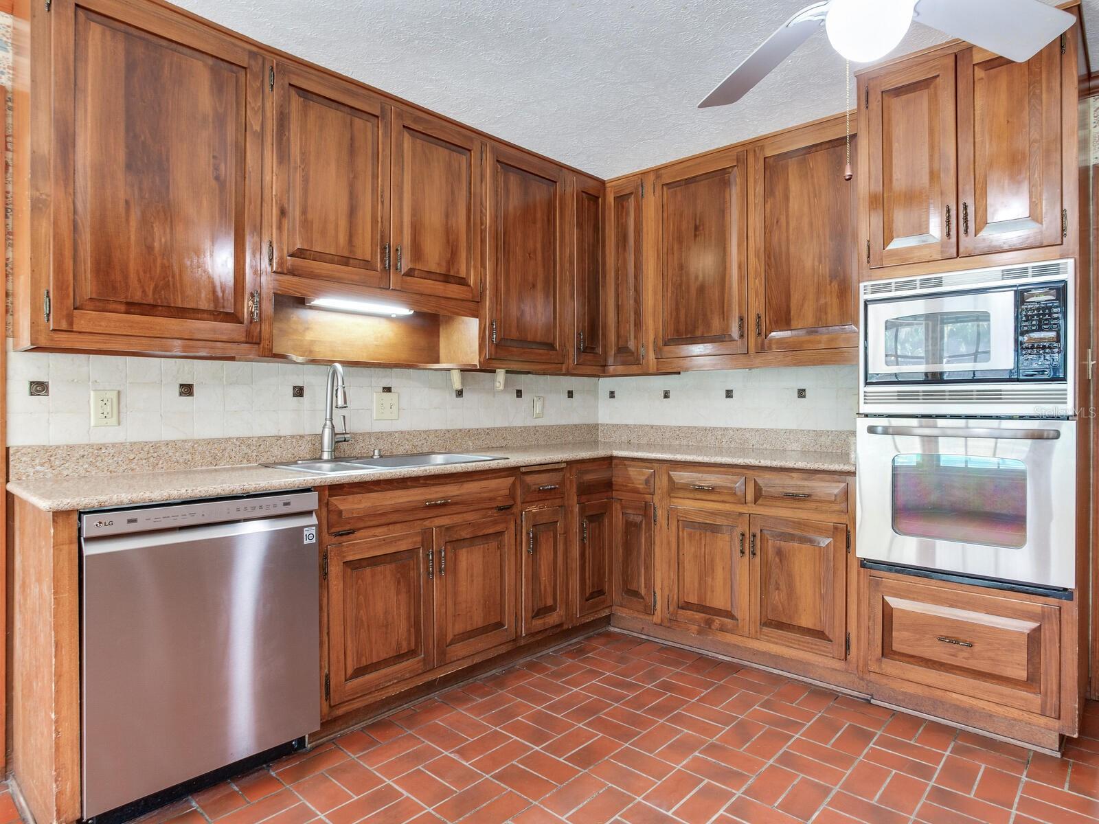 2902 W BAYSHORE CT, TAMPA, FL, 33611