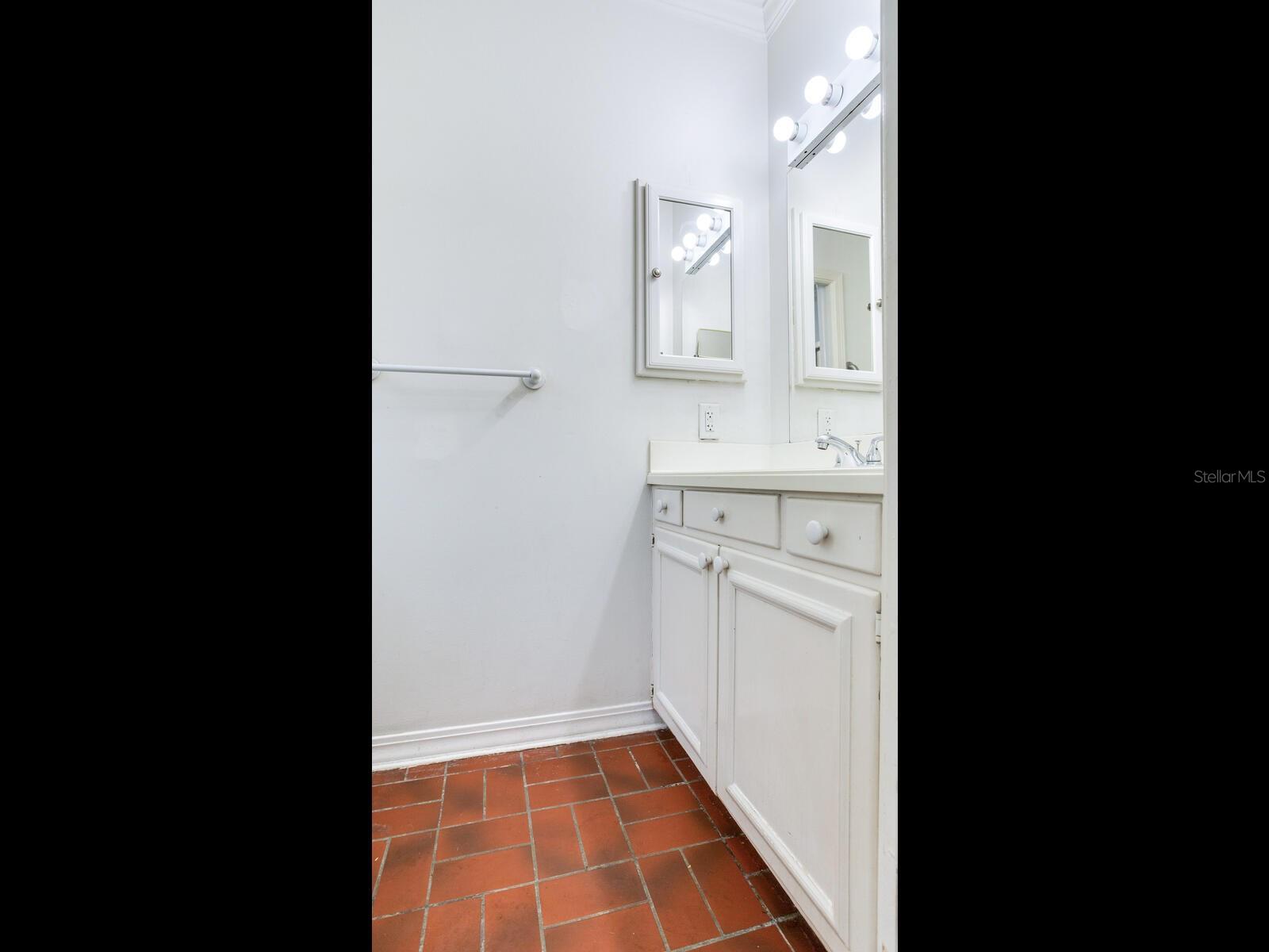 2902 W BAYSHORE CT, TAMPA, FL, 33611