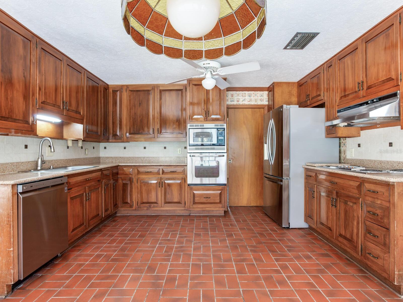 2902 W BAYSHORE CT, TAMPA, FL, 33611