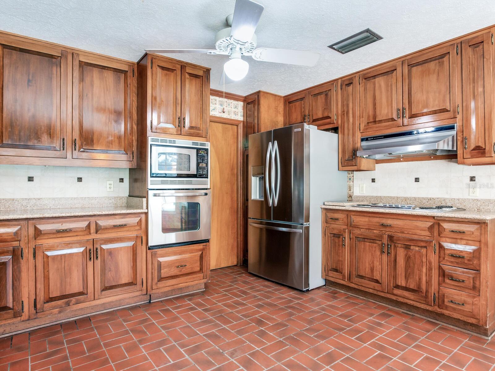 2902 W BAYSHORE CT, TAMPA, FL, 33611