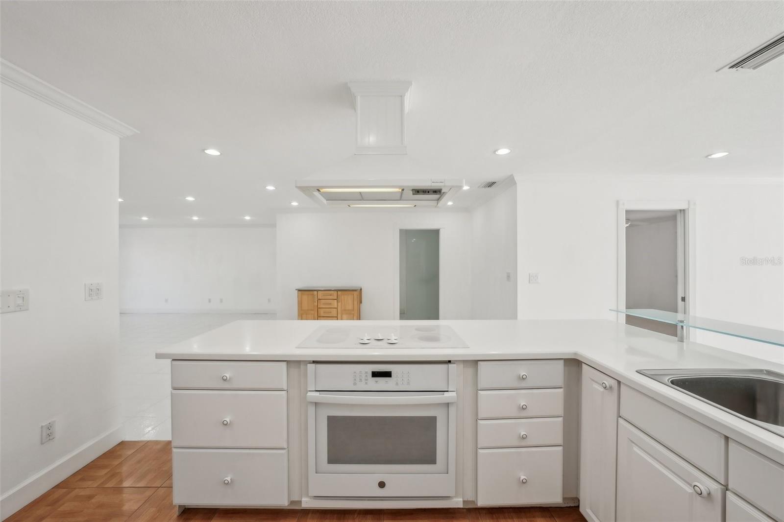 386 CLUB MANOR DR, SUN CITY CENTER, FL, 33573