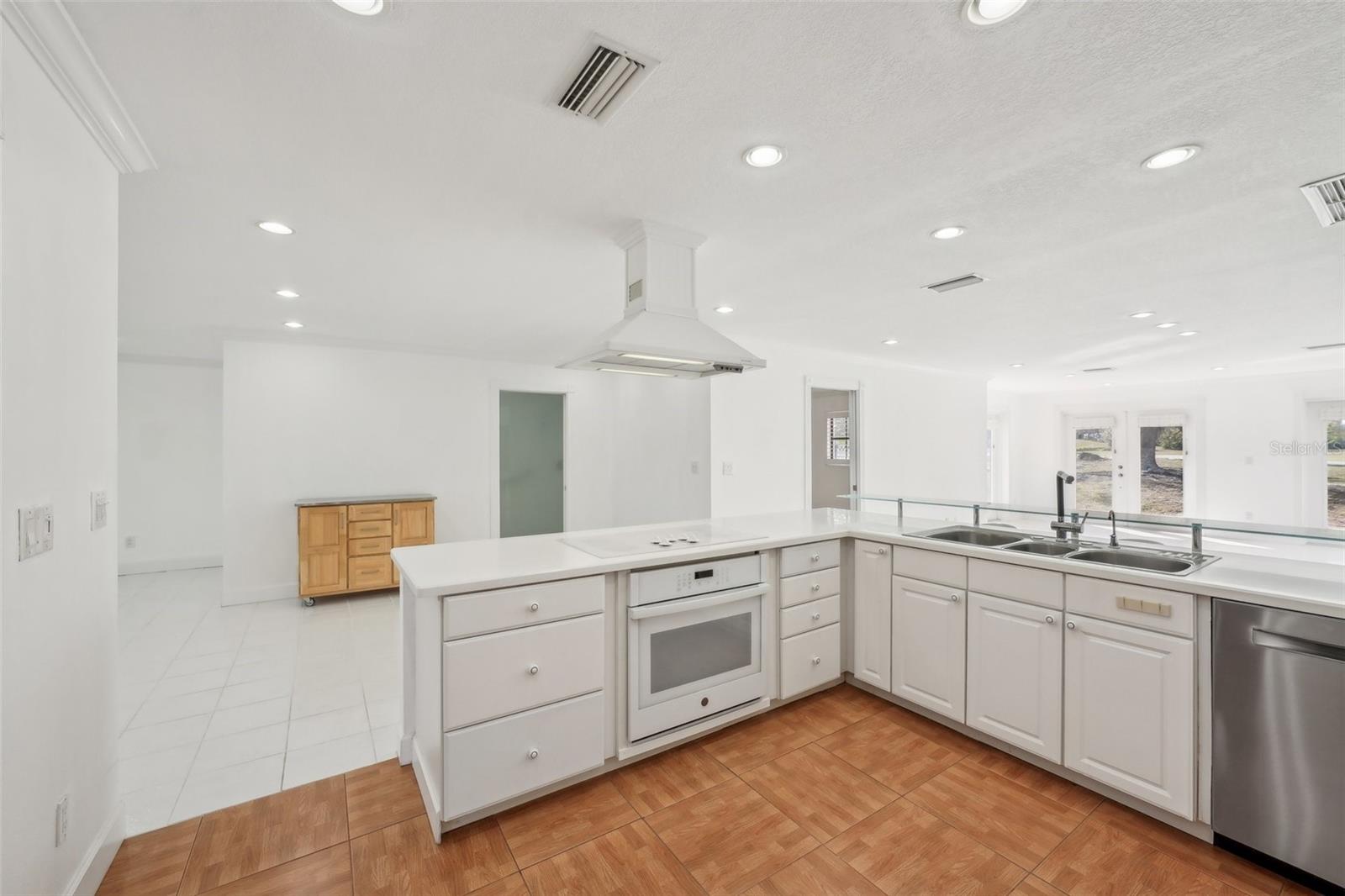 386 CLUB MANOR DR, SUN CITY CENTER, FL, 33573