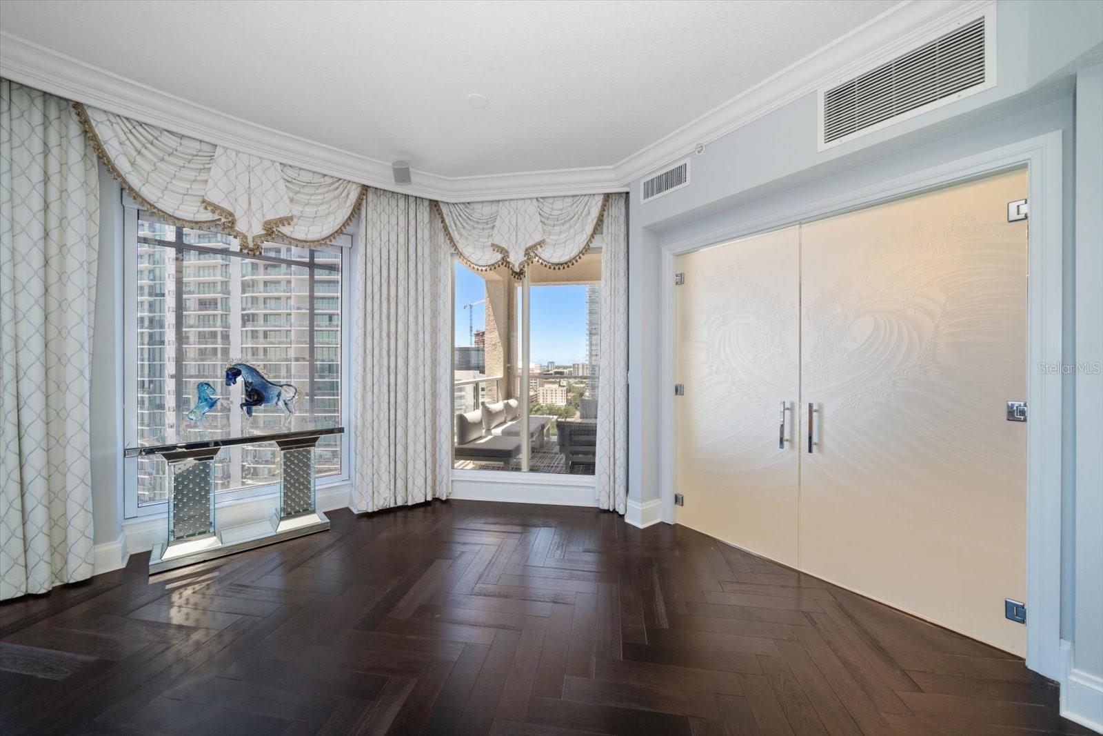 U8243966 Property Photo