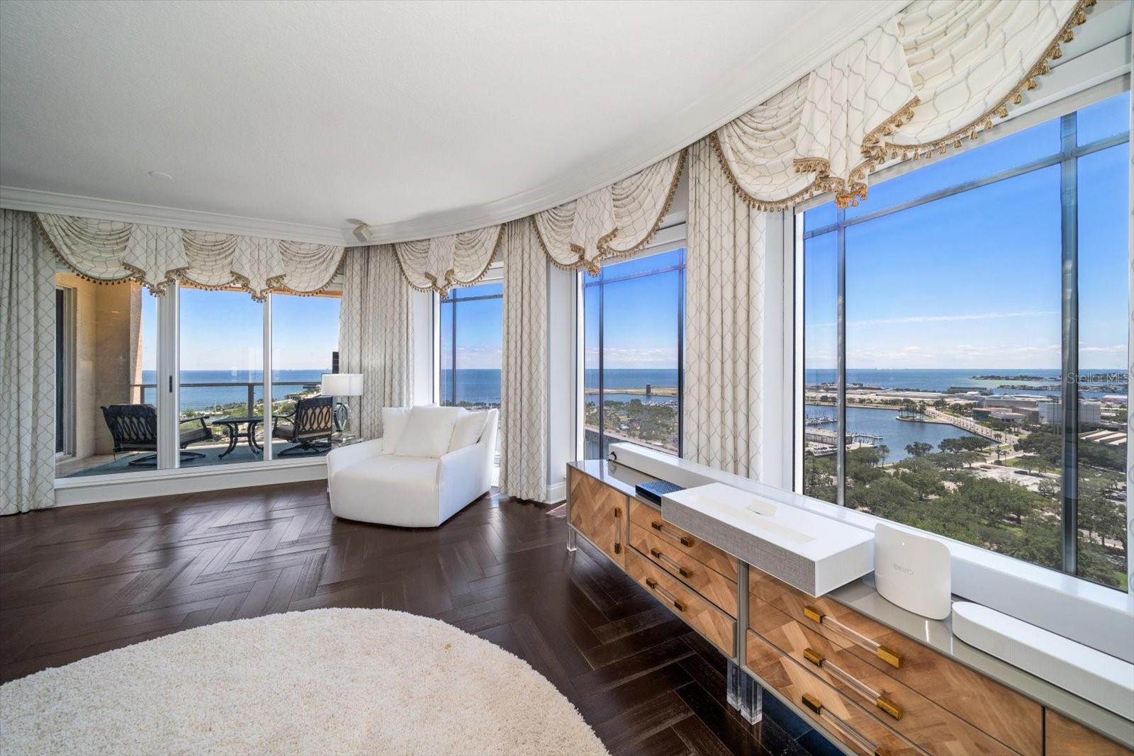 U8243966 Property Photo