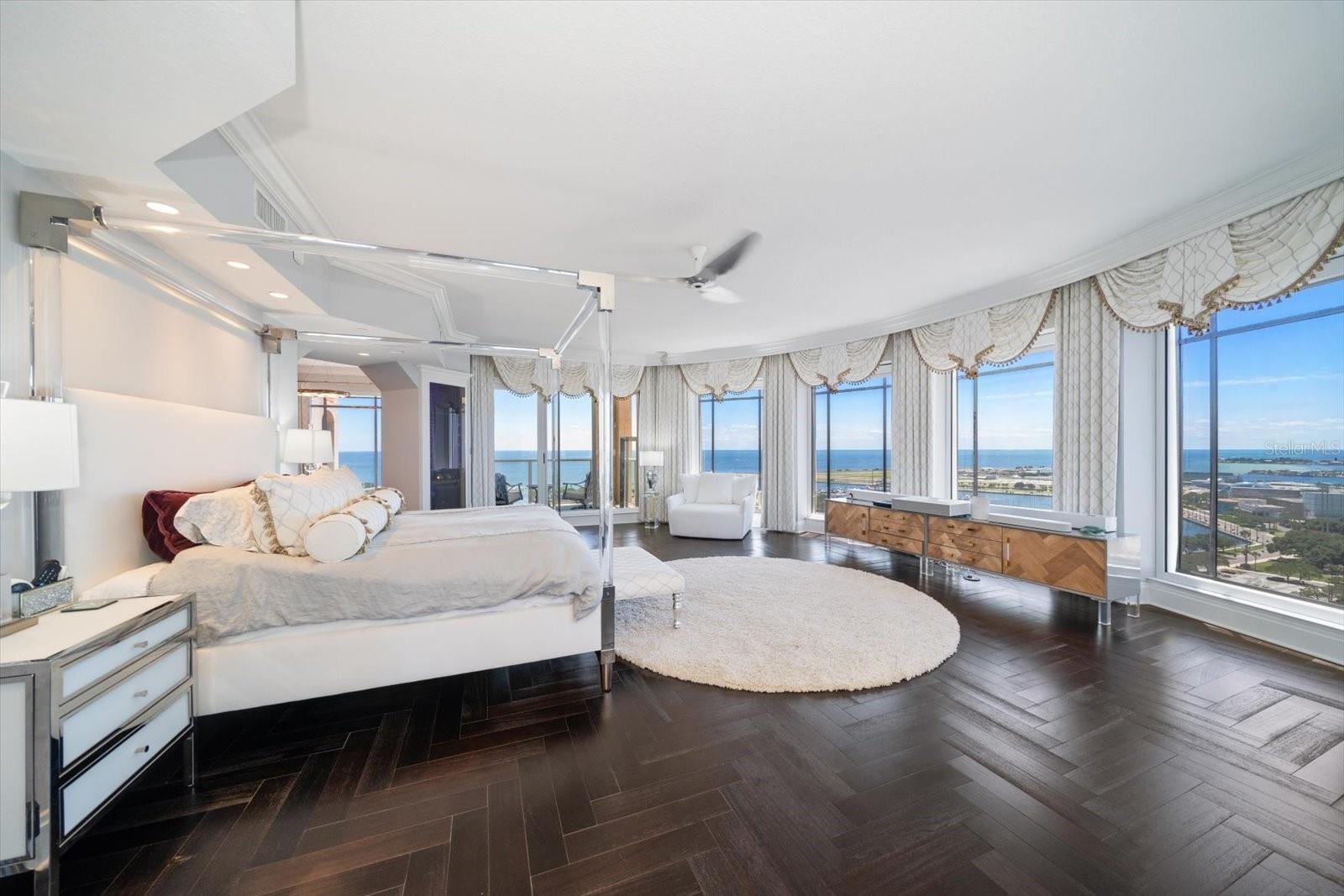 U8243966 Property Photo