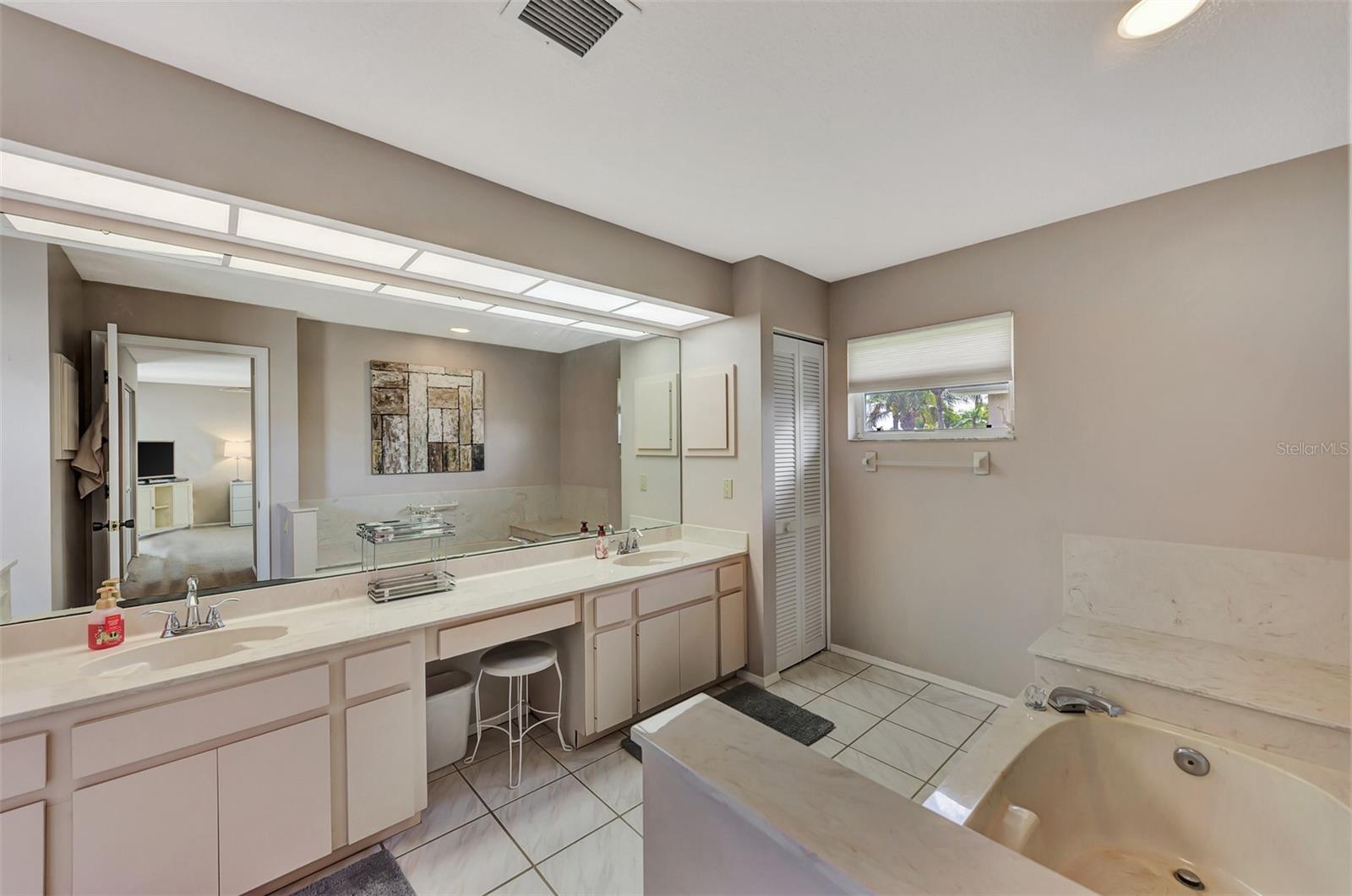 1567 WATERFORD DR, VENICE, FL, 34292