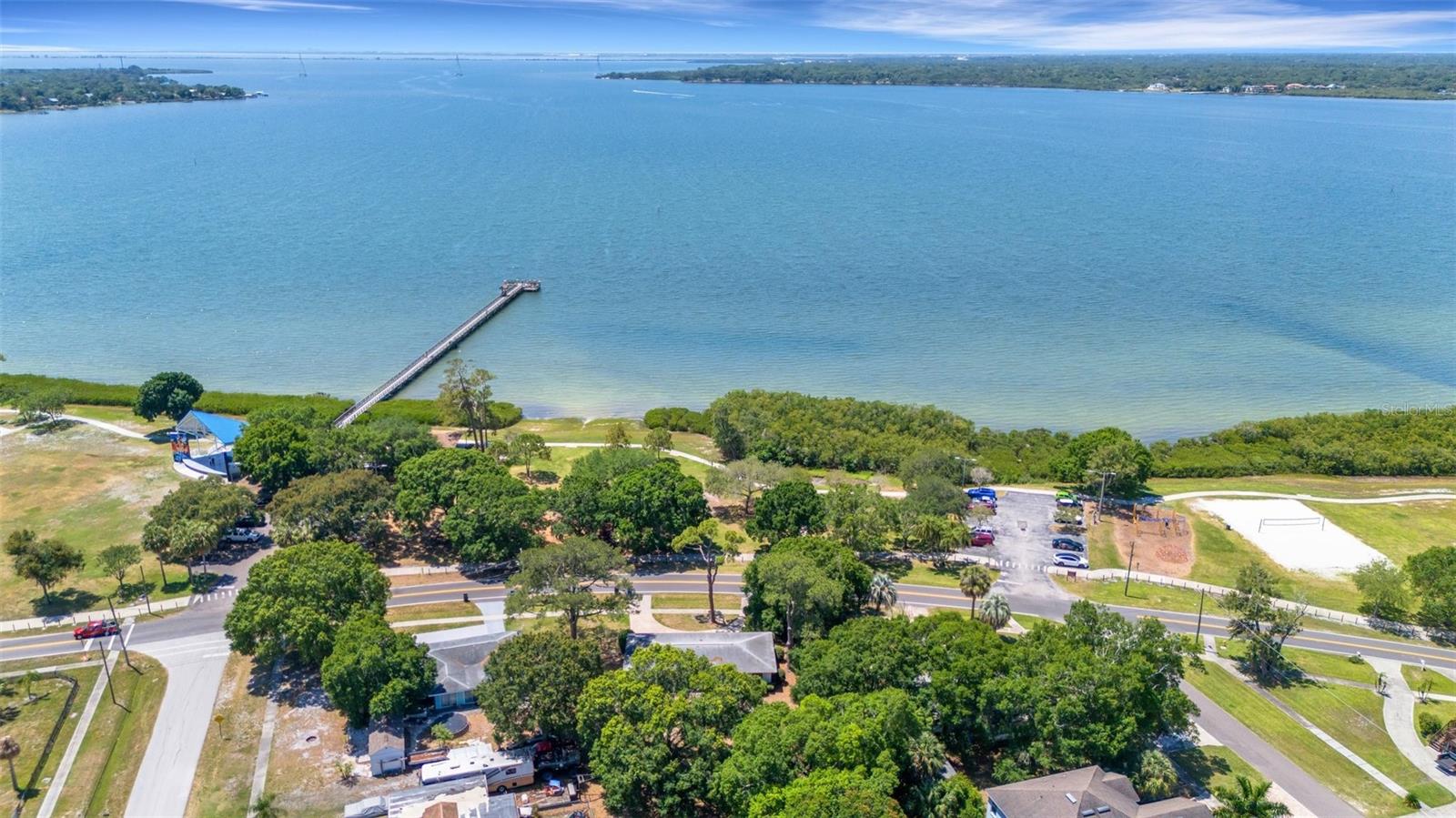 303 SHORE DR W, OLDSMAR, FL, 34677