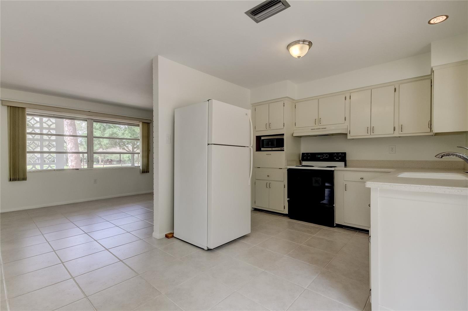 303 SHORE DR W, OLDSMAR, FL, 34677