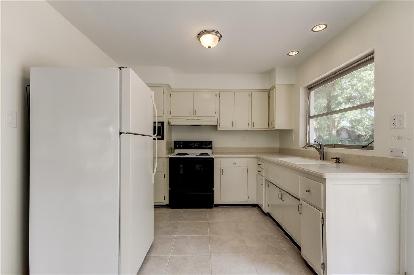 303 SHORE DR W, OLDSMAR, FL, 34677