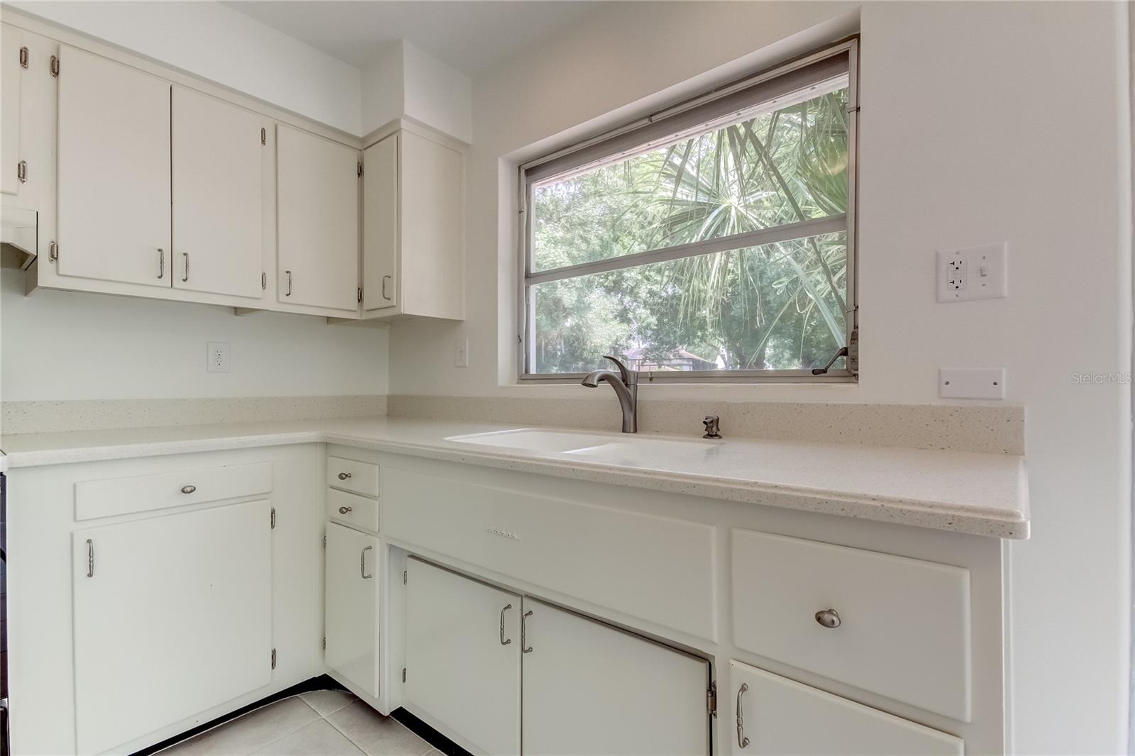 303 SHORE DR W, OLDSMAR, FL, 34677
