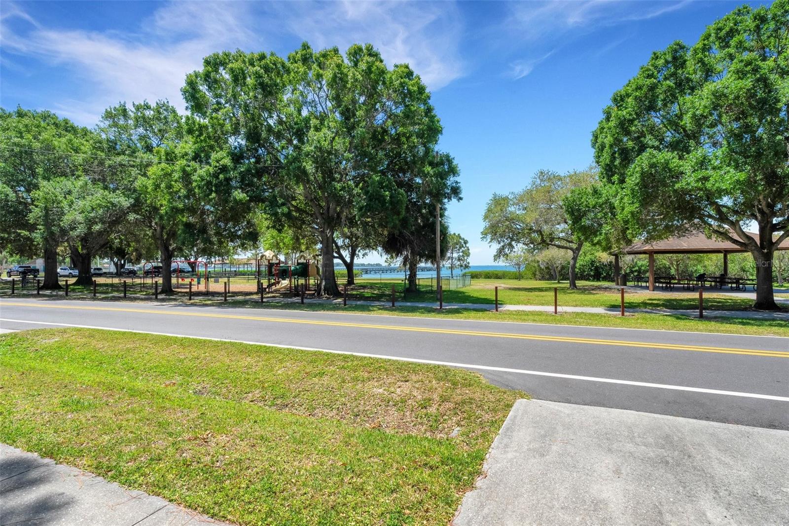 303 SHORE DR W, OLDSMAR, FL, 34677
