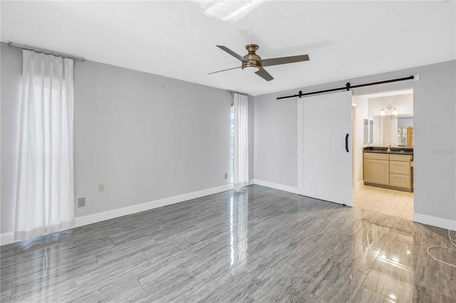 10073 S YACHT CLUB DR, TREASURE ISLAND, FL, 33706