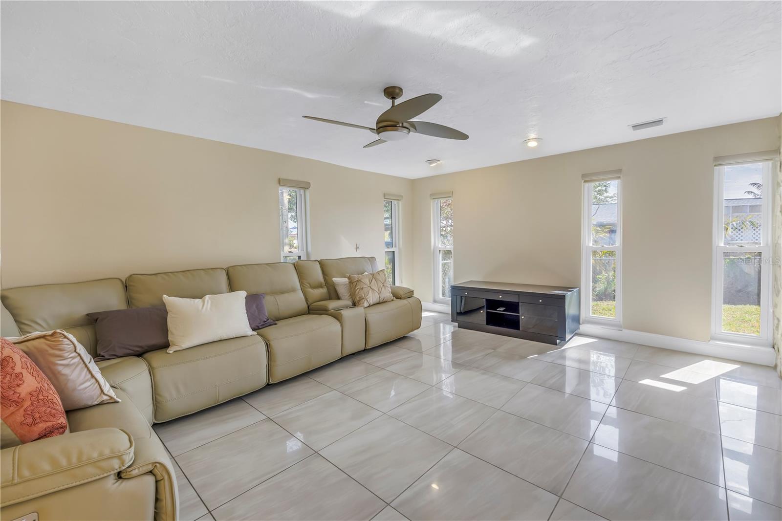 10073 S YACHT CLUB DR, TREASURE ISLAND, FL, 33706