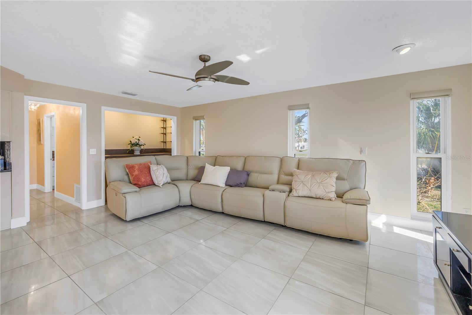 10073 S YACHT CLUB DR, TREASURE ISLAND, FL, 33706