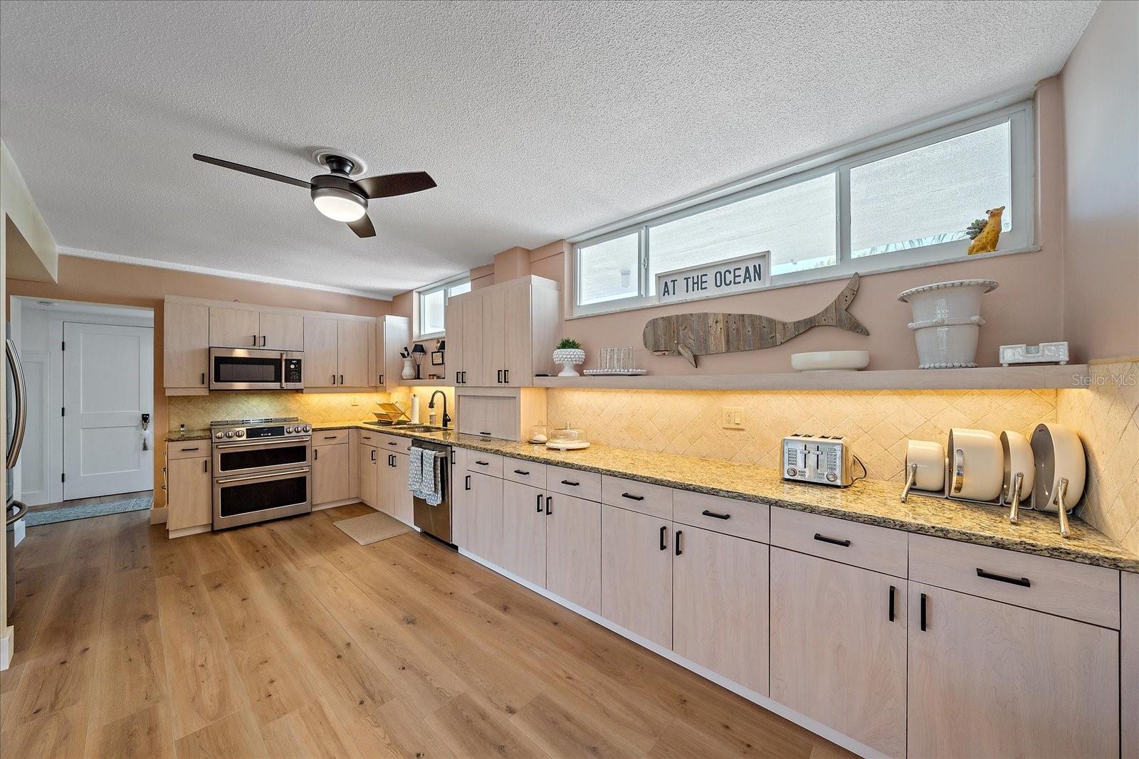 100 SANDS POINT RD #204, LONGBOAT KEY, FL, 34228