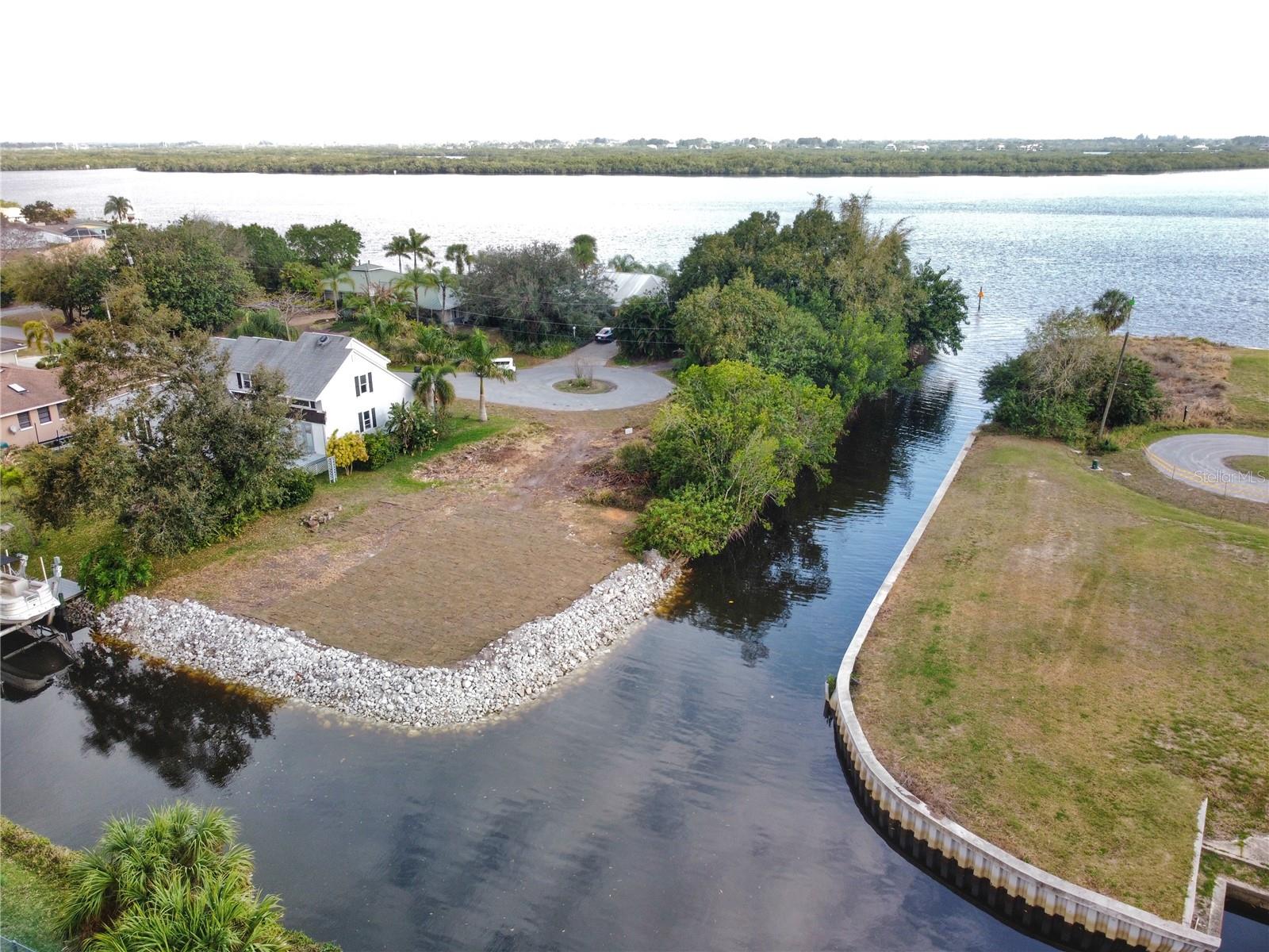 3295 PEACE RIVER DR, PUNTA GORDA, FL, 33983