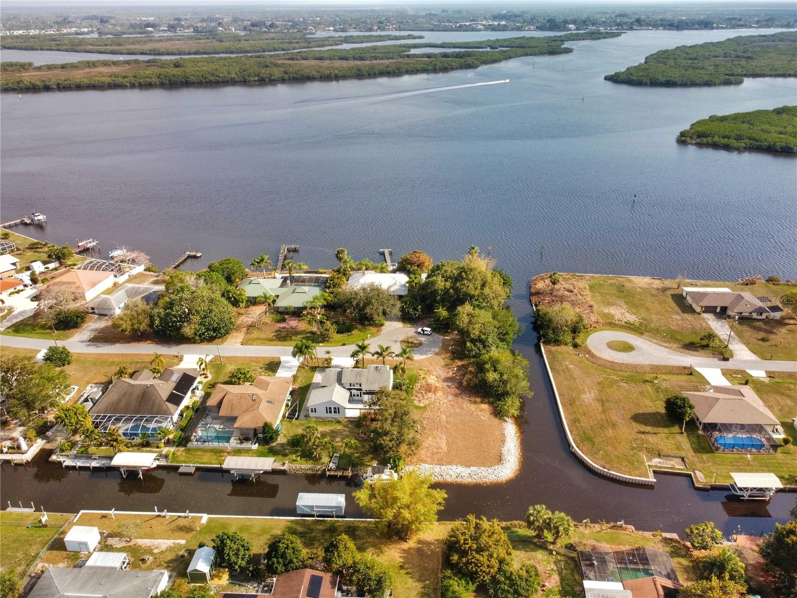 3295 PEACE RIVER DR, PUNTA GORDA, FL, 33983