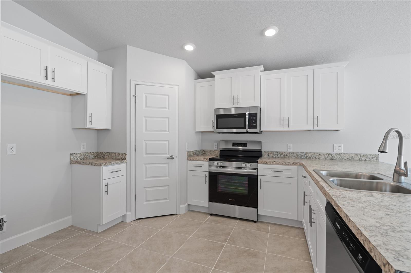 1879 N ROBERTS TRL, BELL, FL, 32619