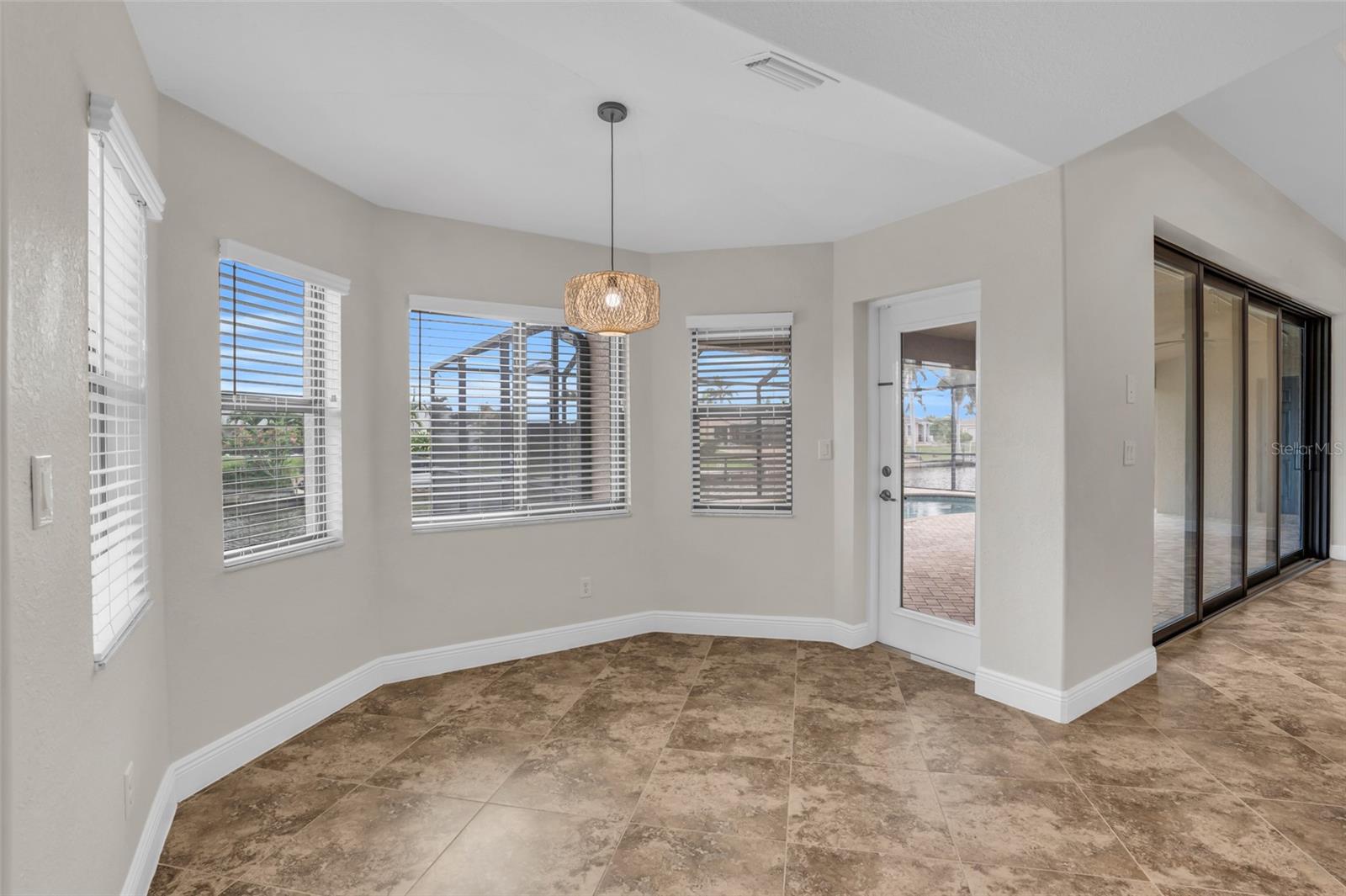 915 SE 33RD TER, CAPE CORAL, FL, 33904