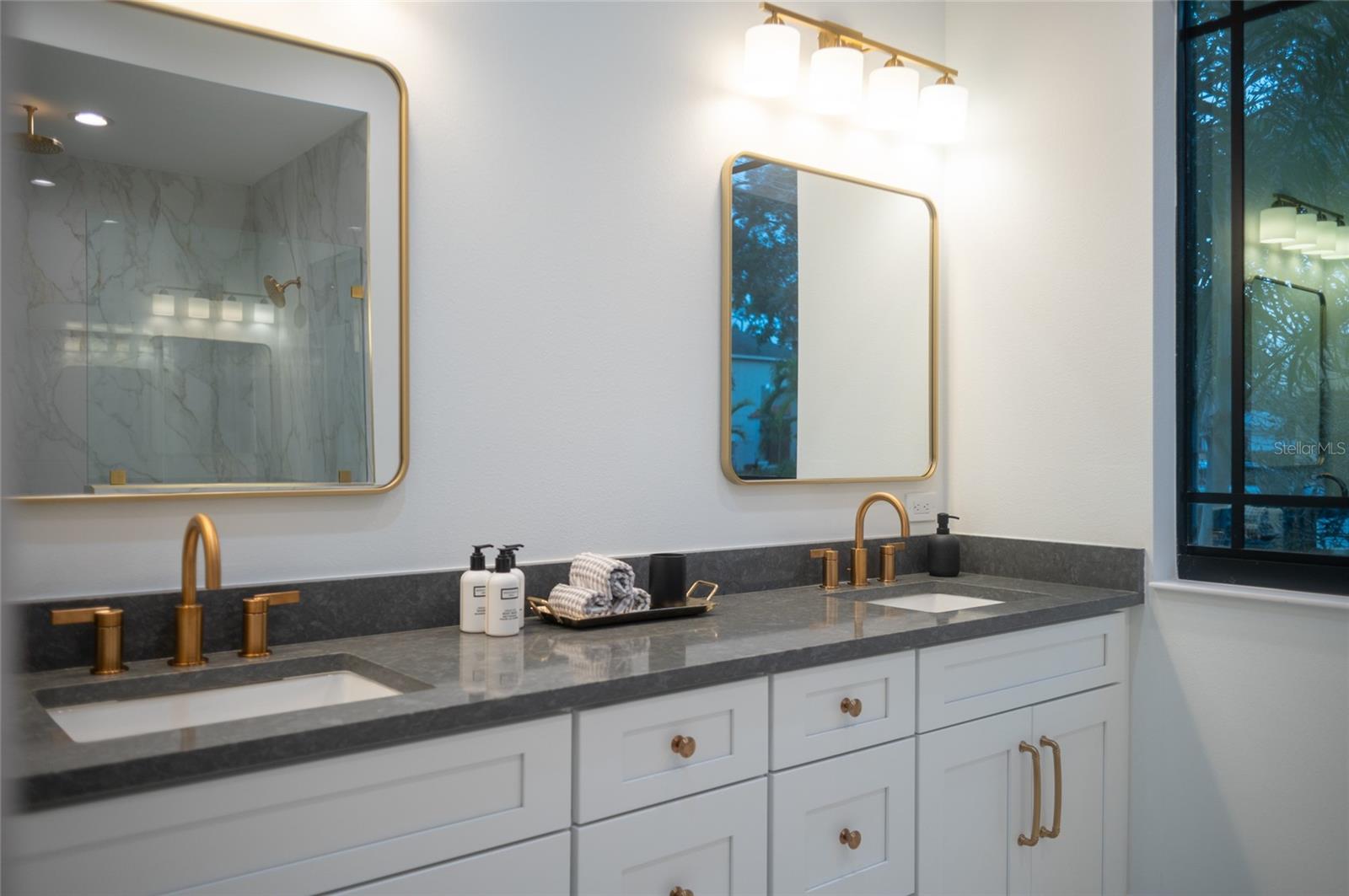 2440 FLOYD ST, SARASOTA, FL, 34239