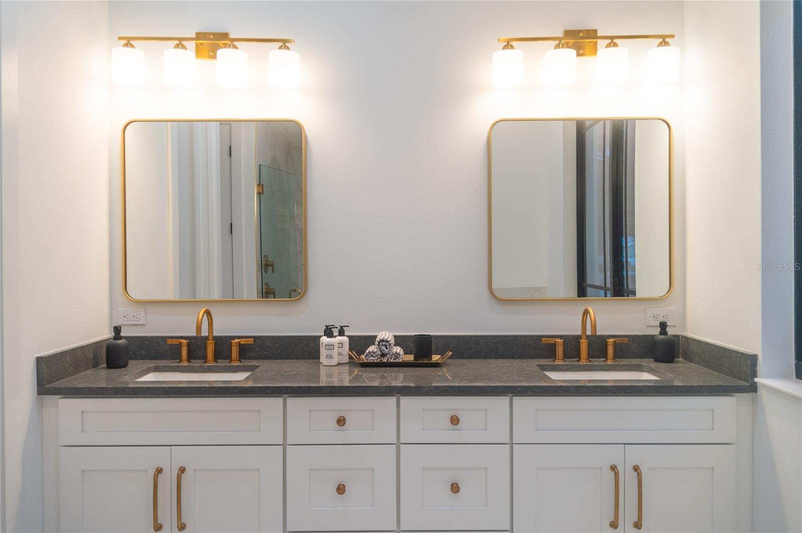 2440 FLOYD ST, SARASOTA, FL, 34239