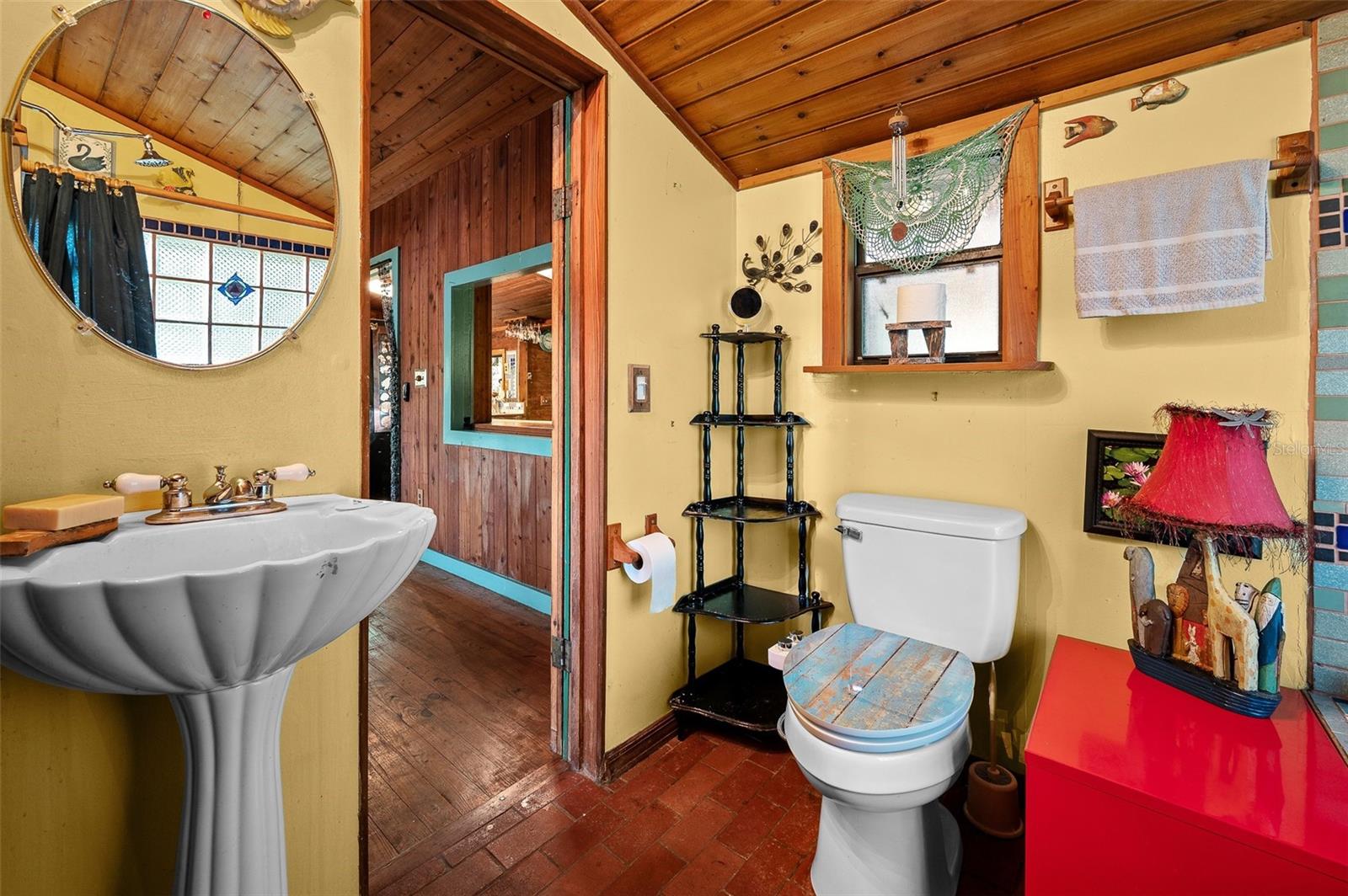 250 W WEST LAKE DR, HAWTHORNE, FL, 32640