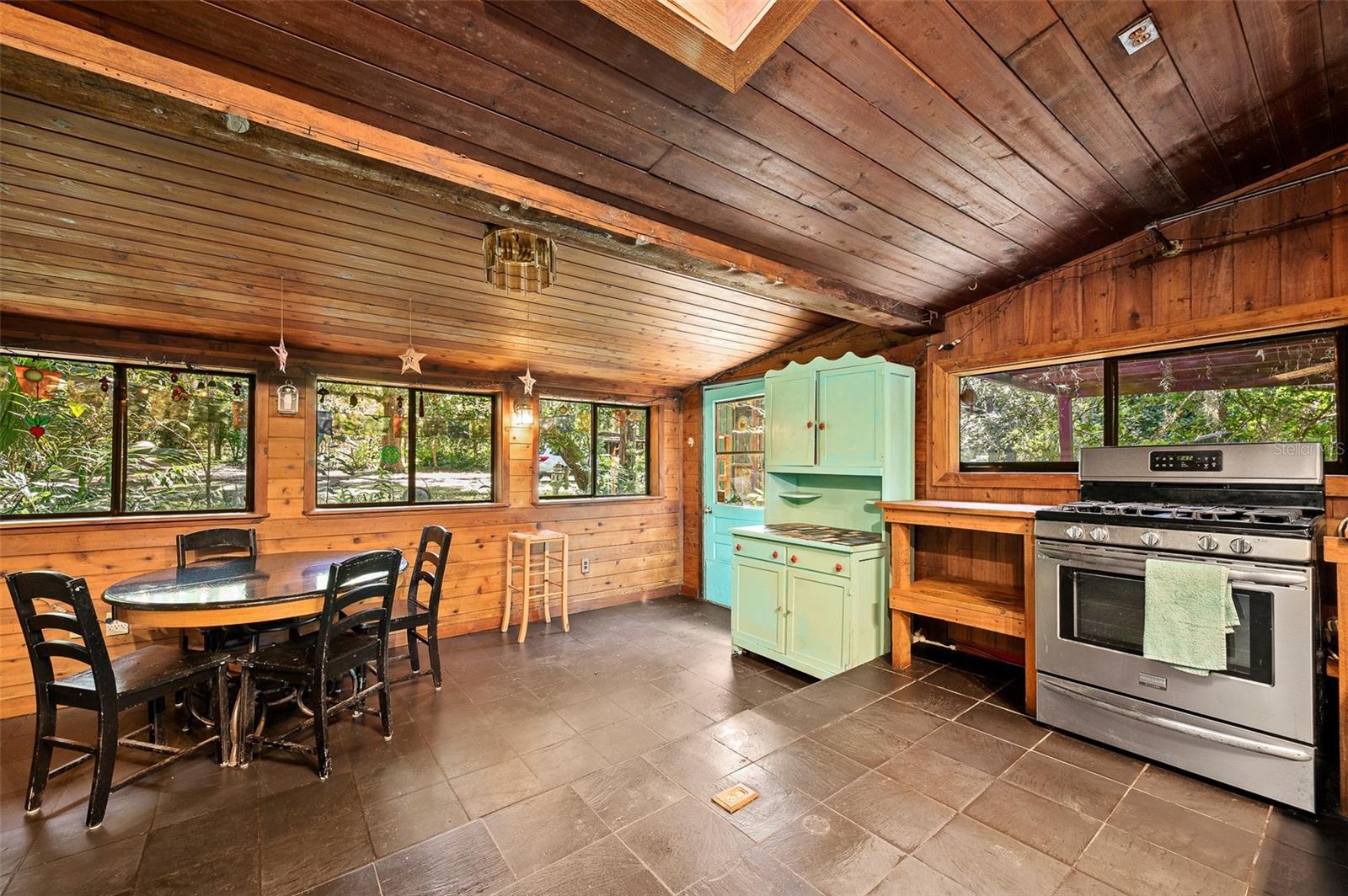 250 W WEST LAKE DR, HAWTHORNE, FL, 32640