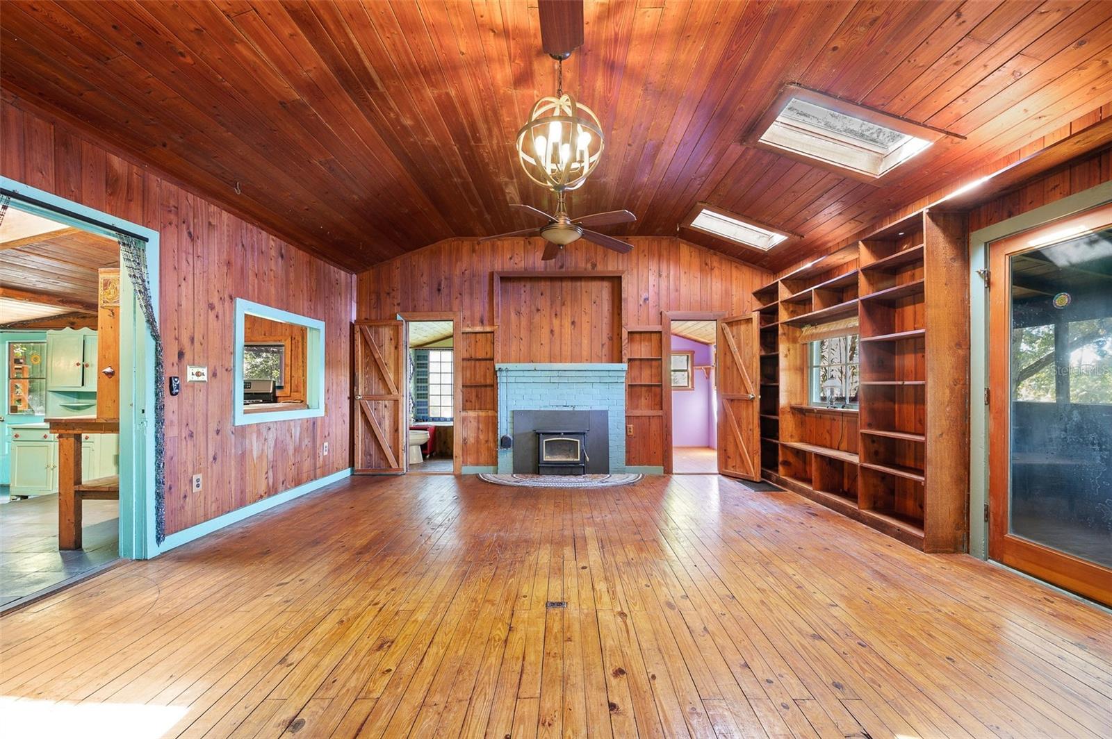 250 W WEST LAKE DR, HAWTHORNE, FL, 32640