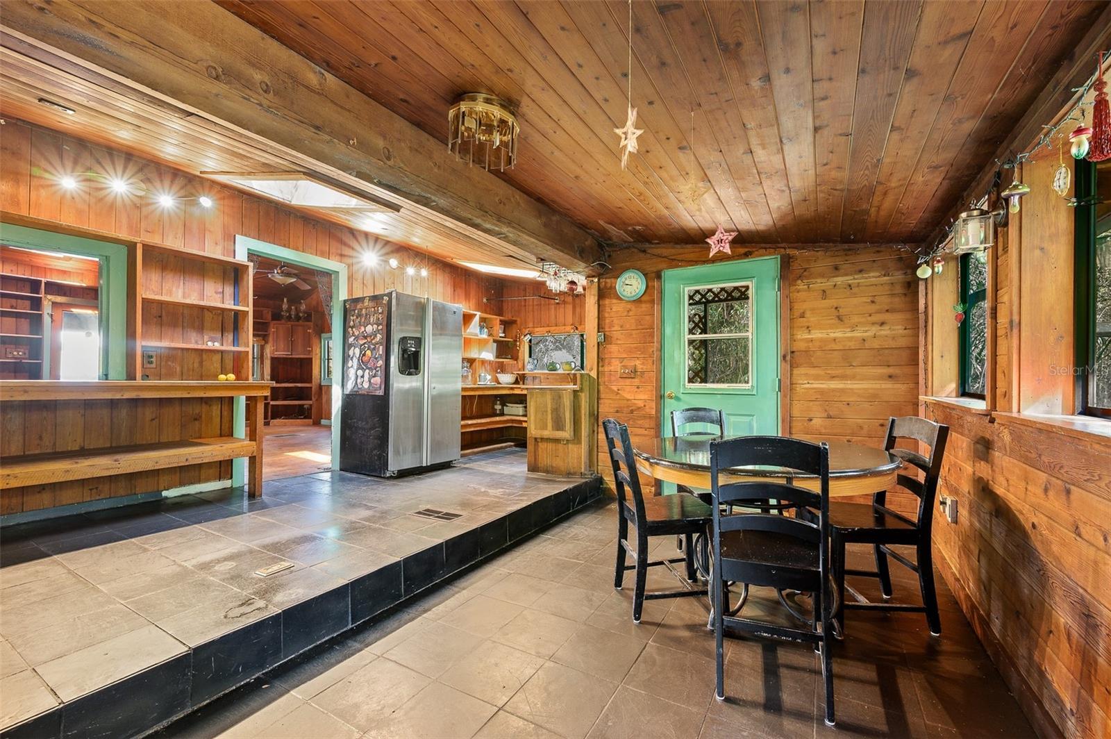 250 W WEST LAKE DR, HAWTHORNE, FL, 32640