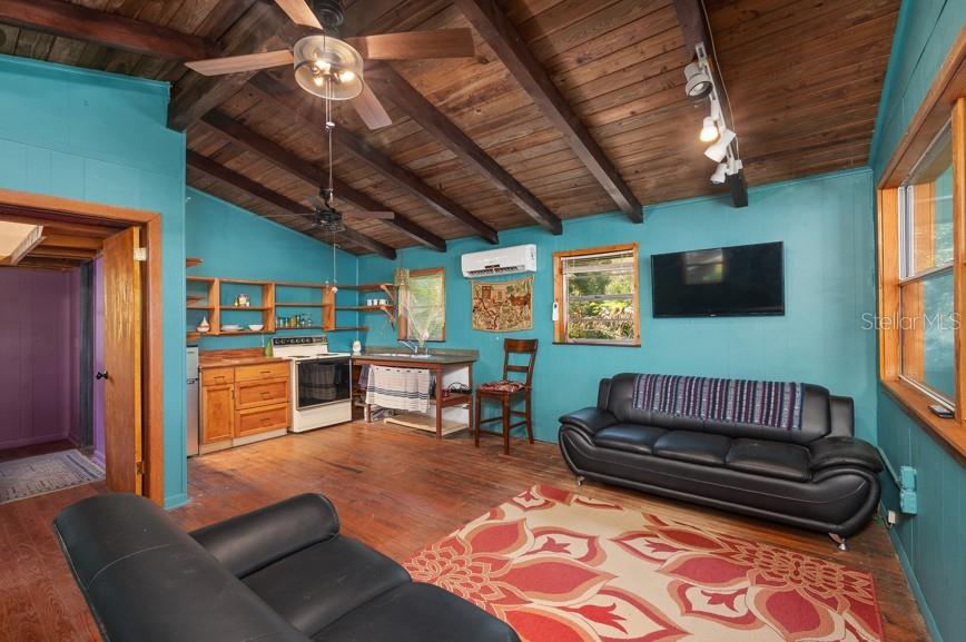 250 W WEST LAKE DR, HAWTHORNE, FL, 32640