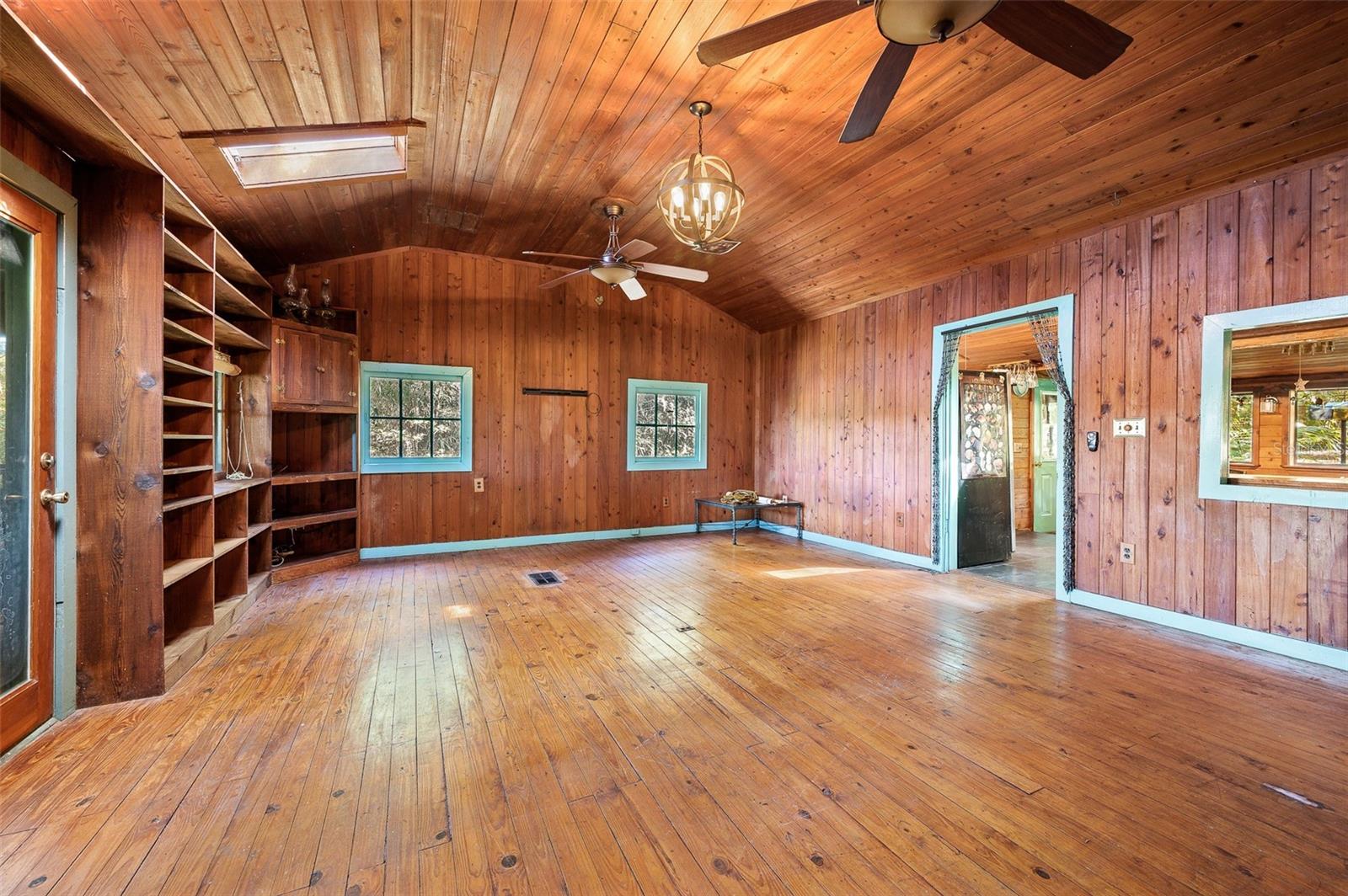 250 W WEST LAKE DR, HAWTHORNE, FL, 32640