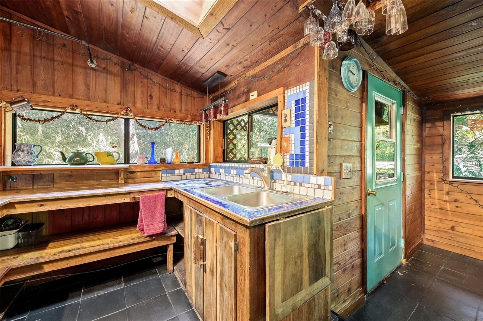 250 W WEST LAKE DR, HAWTHORNE, FL, 32640