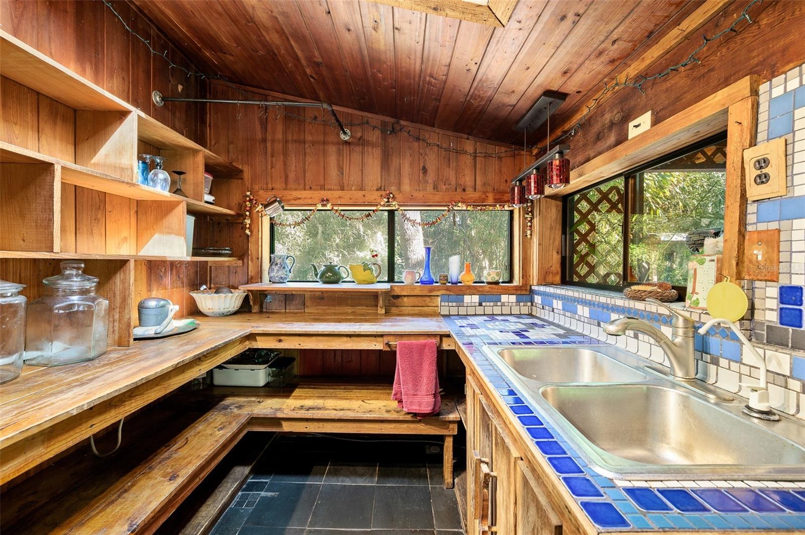 250 W WEST LAKE DR, HAWTHORNE, FL, 32640