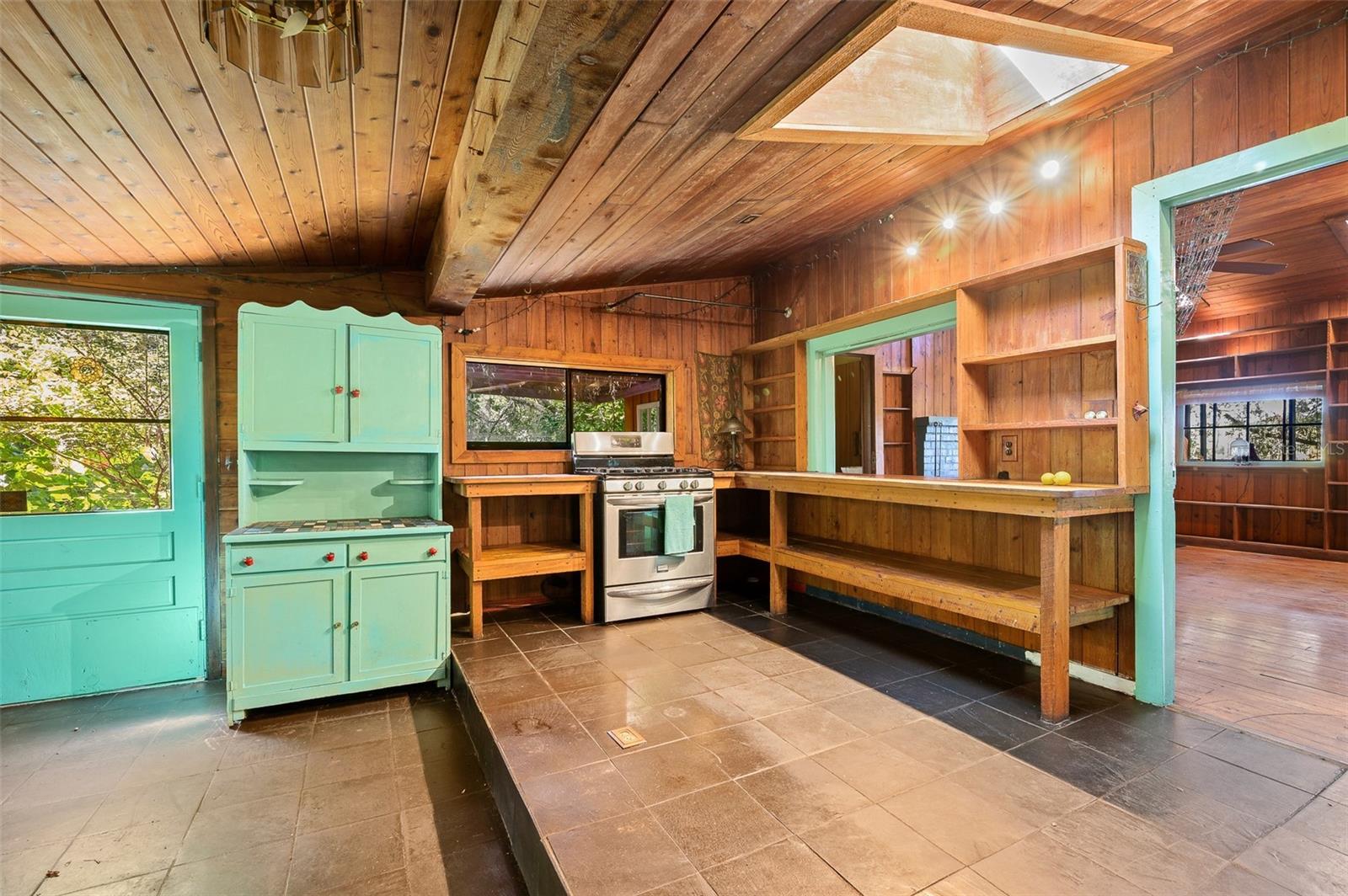 250 W WEST LAKE DR, HAWTHORNE, FL, 32640