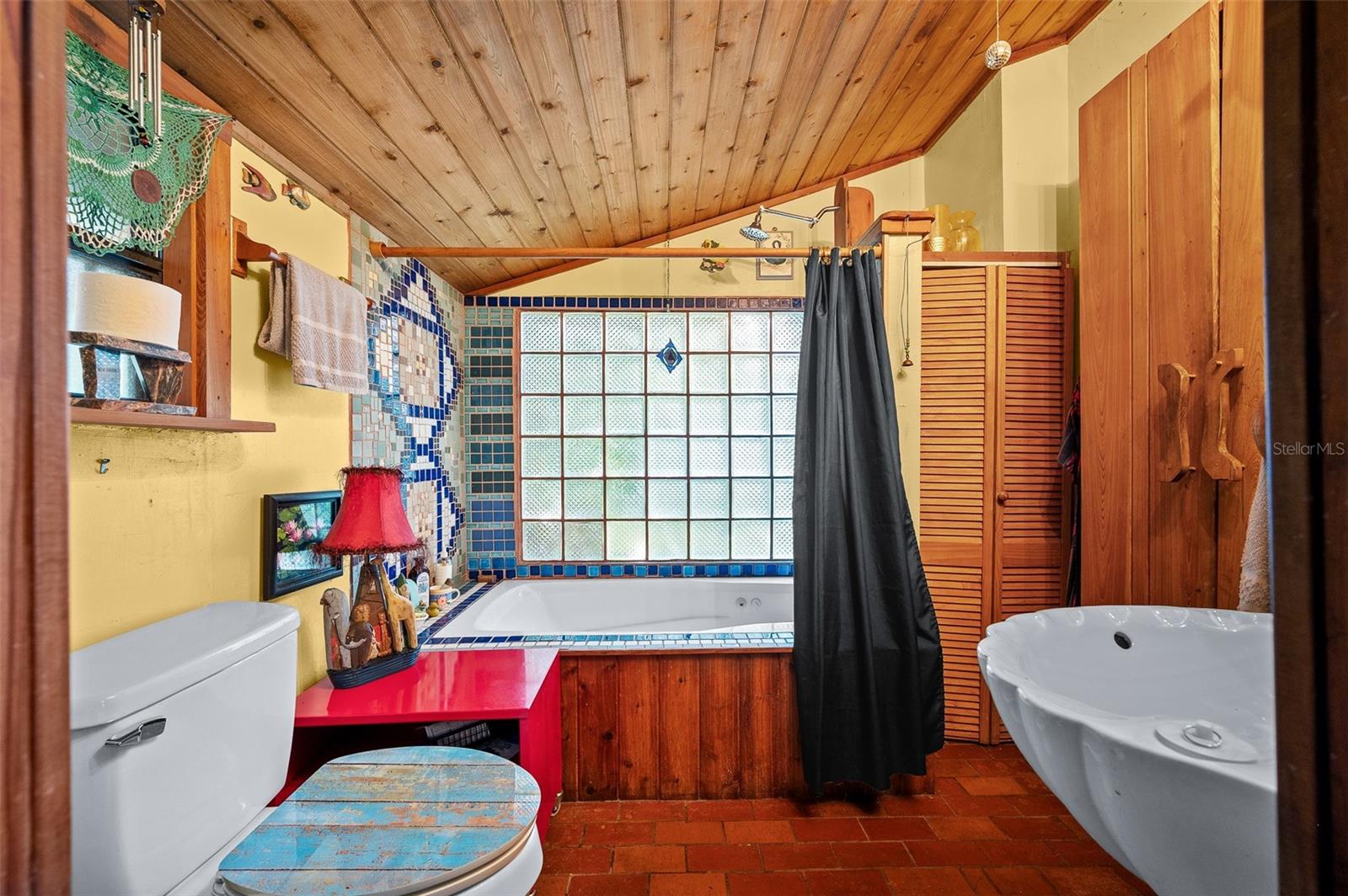 250 W WEST LAKE DR, HAWTHORNE, FL, 32640