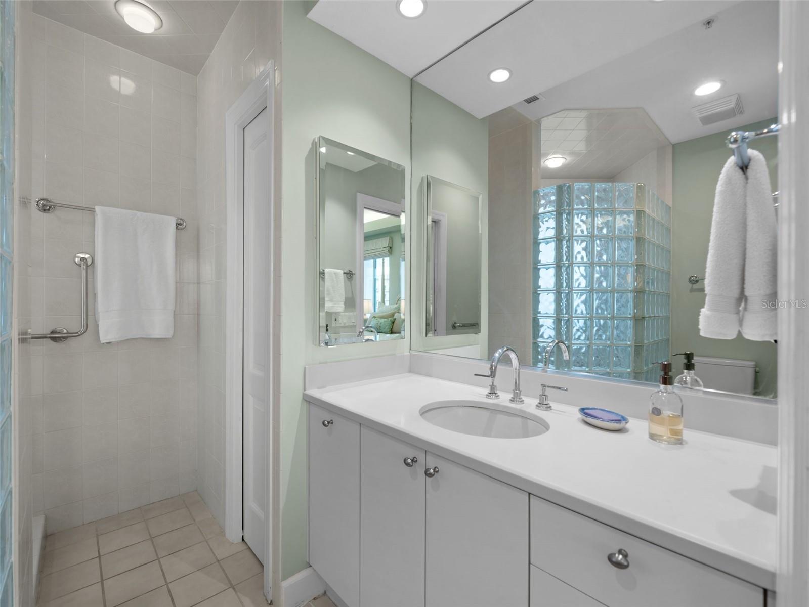 306 GOLDEN GATE PT #7, SARASOTA, FL, 34236