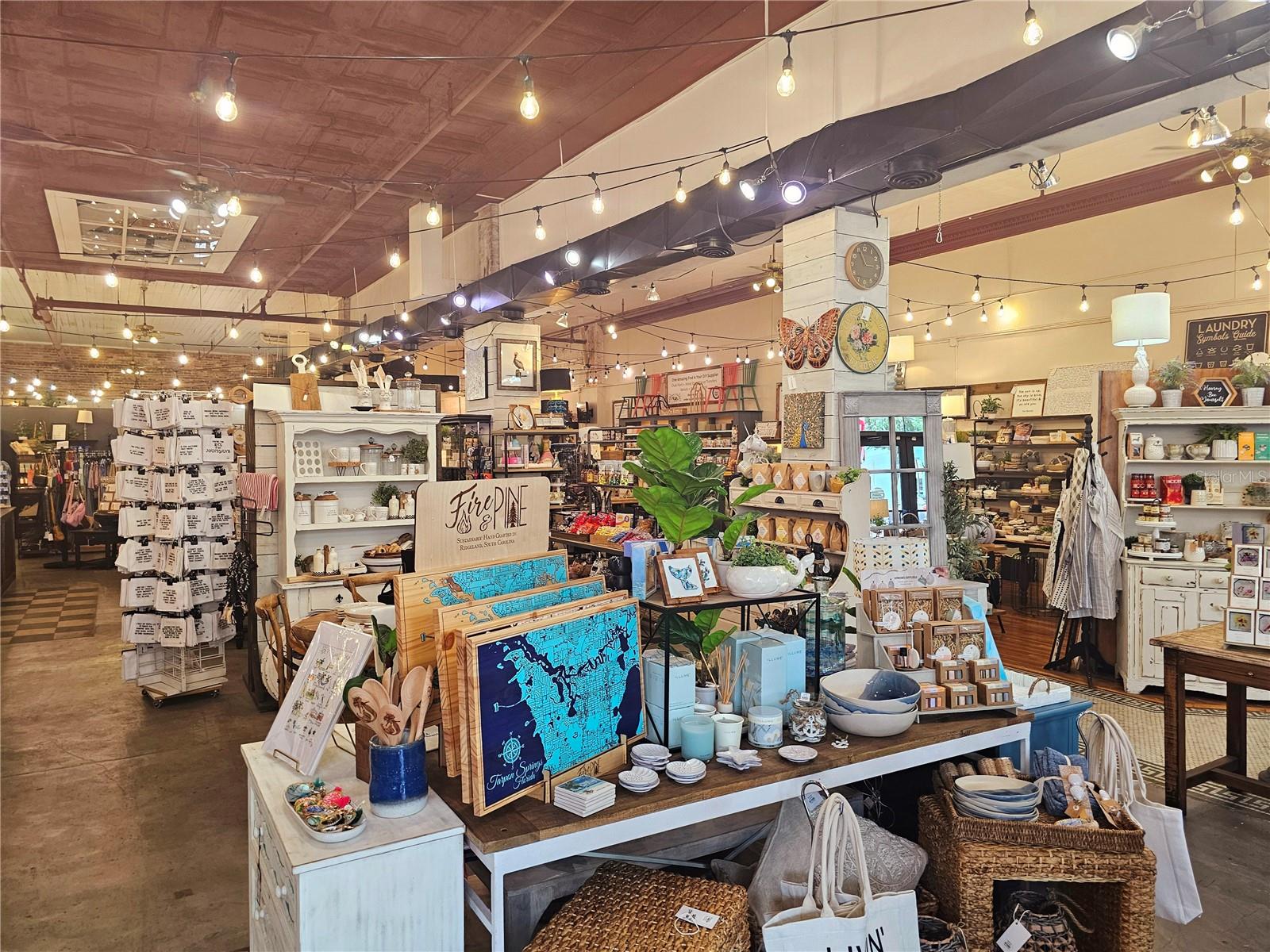 106 E TARPON AVE, TARPON SPRINGS, FL, 34689