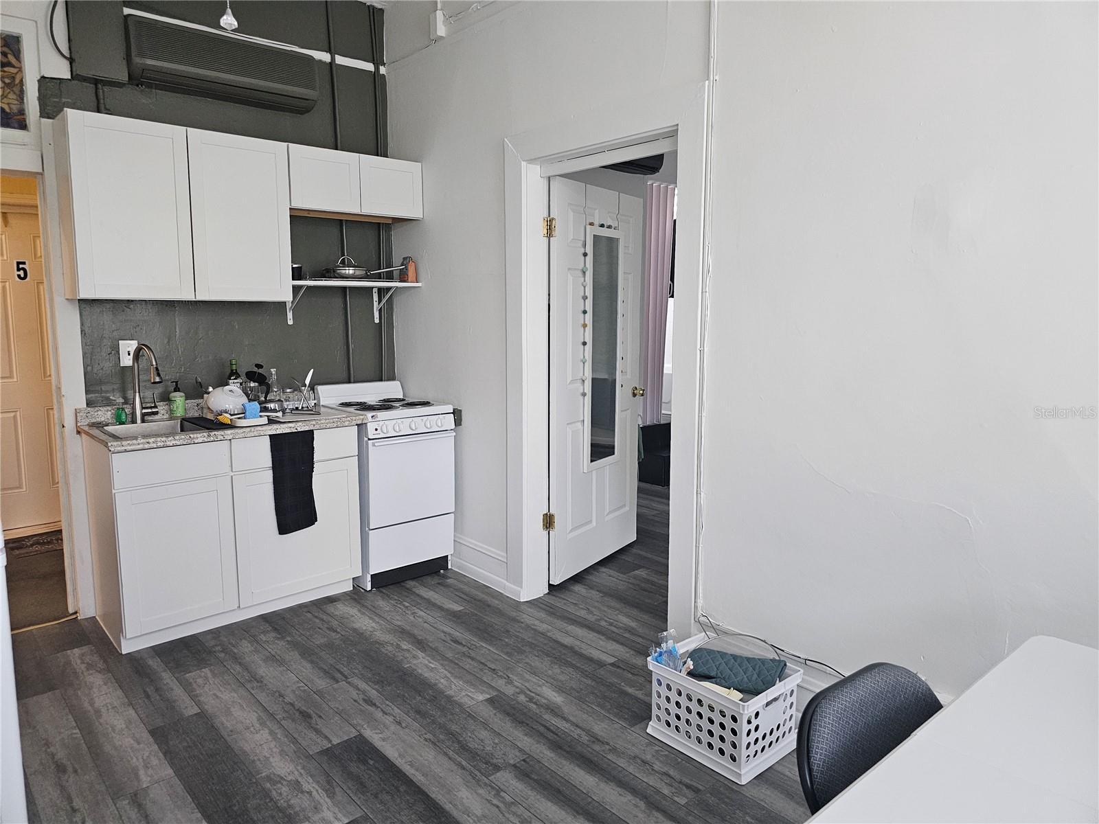 106 E TARPON AVE, TARPON SPRINGS, FL, 34689