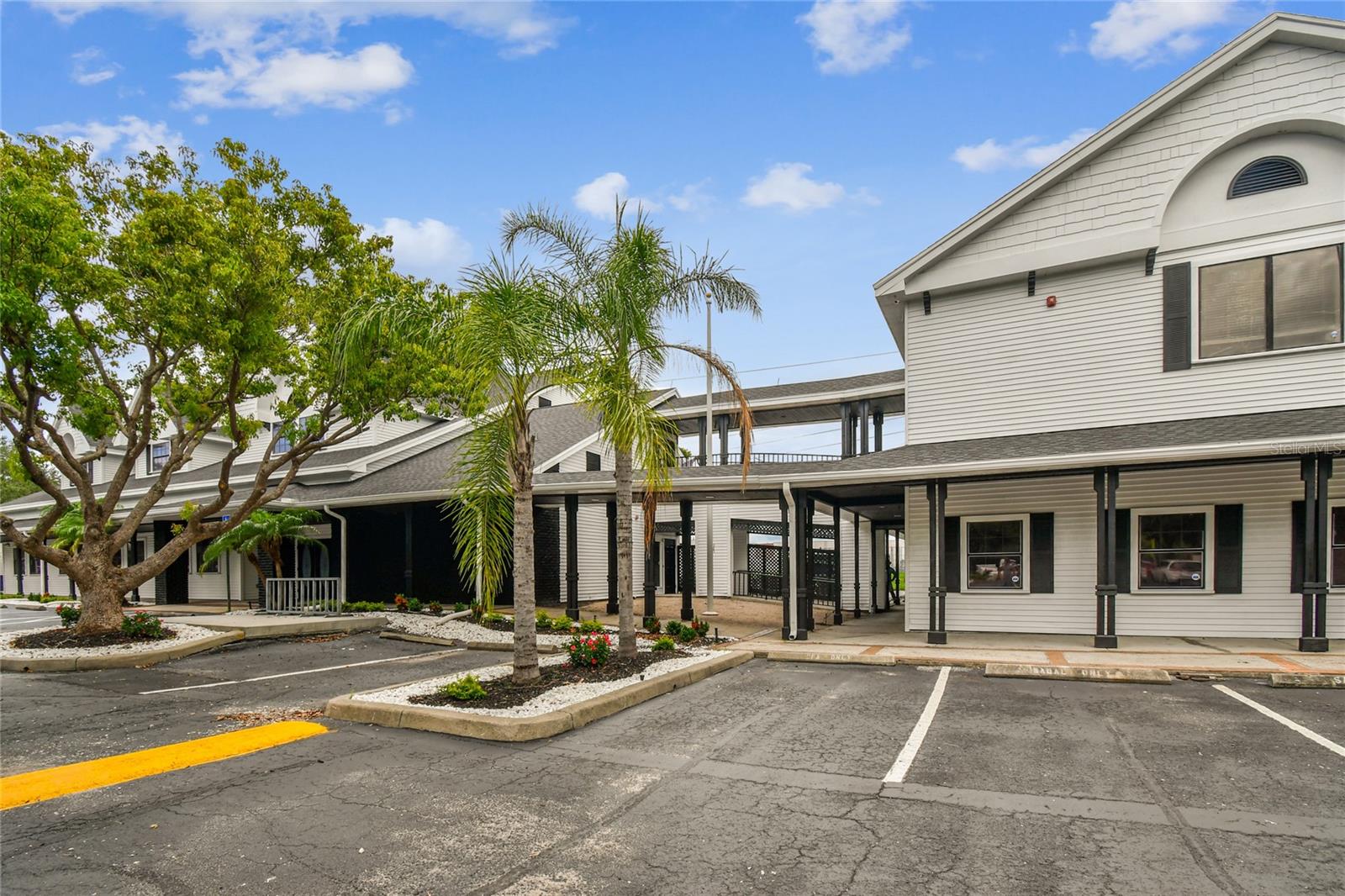 300 E BAY DR, LARGO, FL, 33770