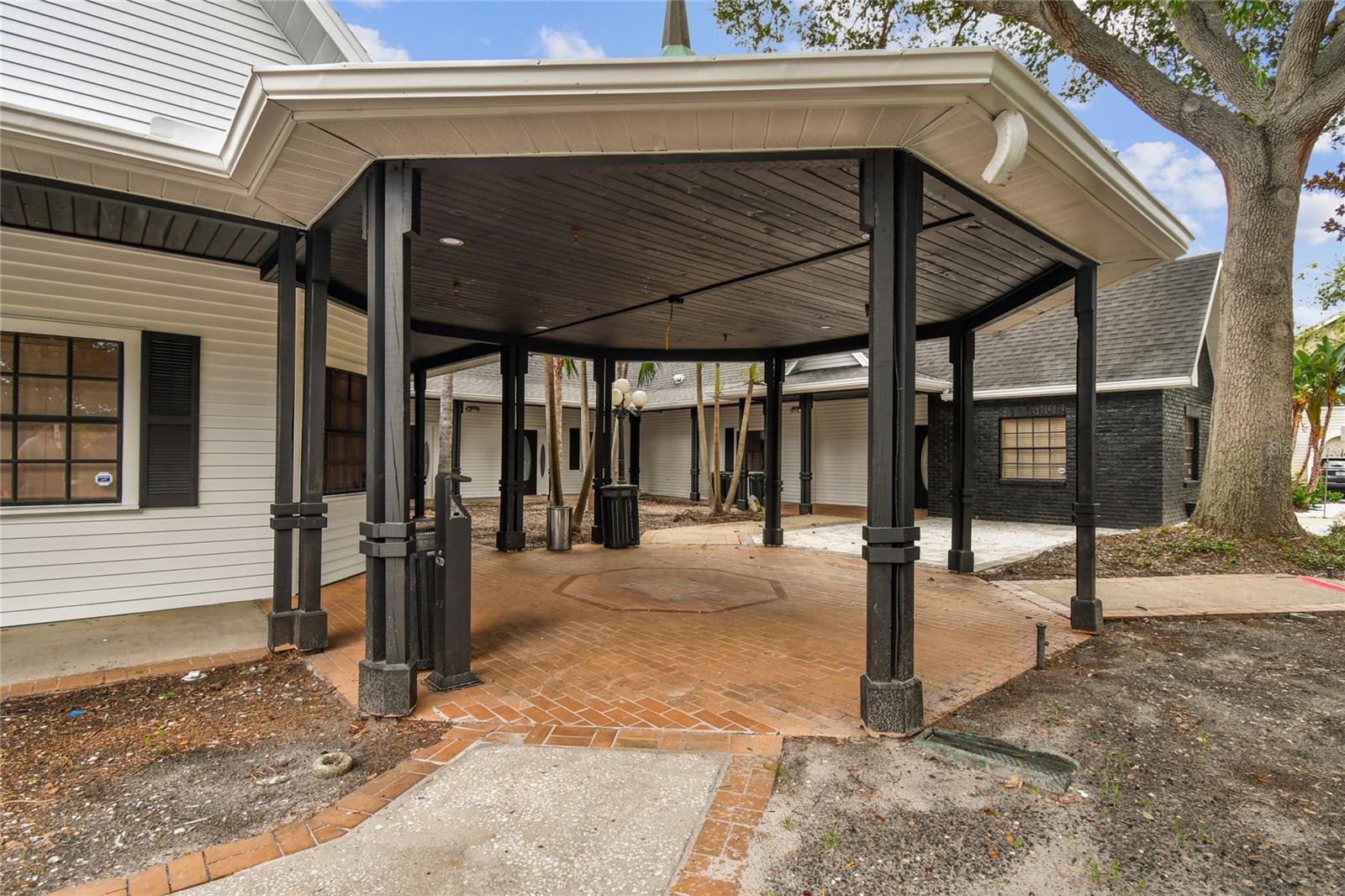 300 E BAY DR, LARGO, FL, 33770