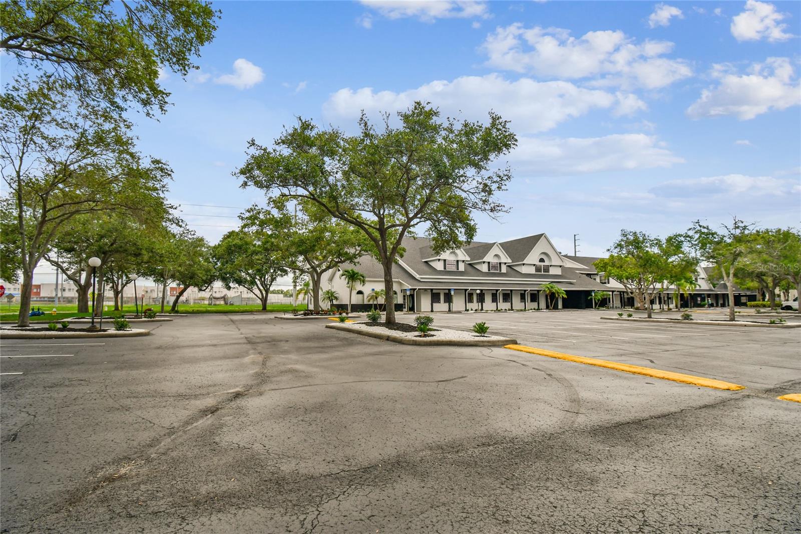 300 E BAY DR, LARGO, FL, 33770