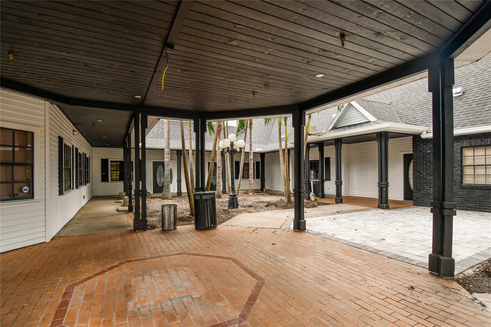 300 E BAY DR, LARGO, FL, 33770