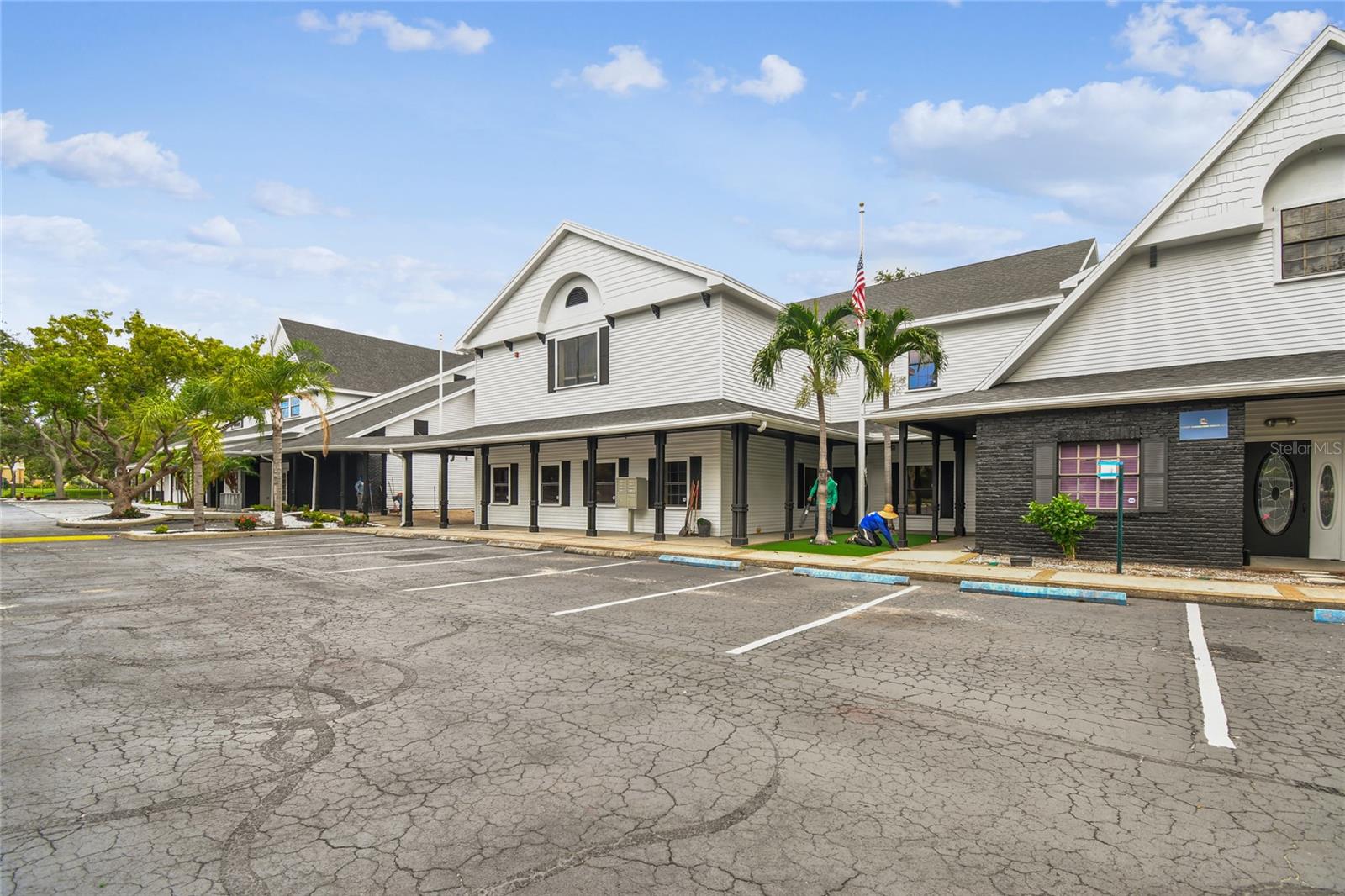 300 E BAY DR, LARGO, FL, 33770