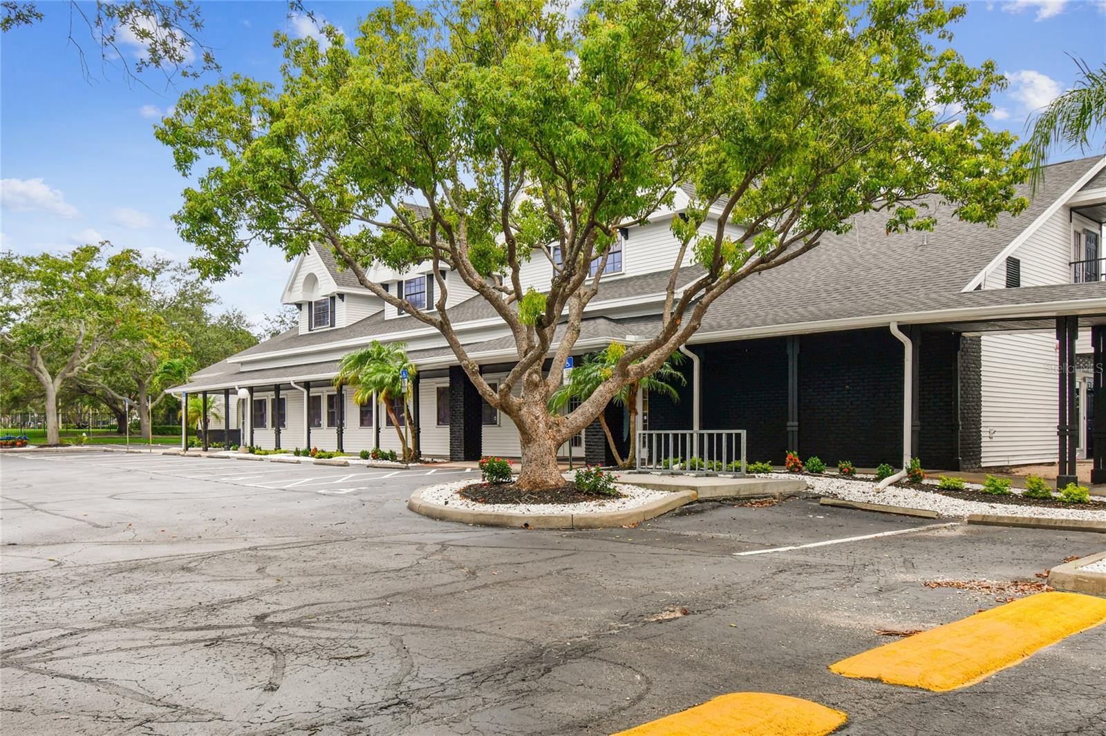 300 E BAY DR, LARGO, FL, 33770